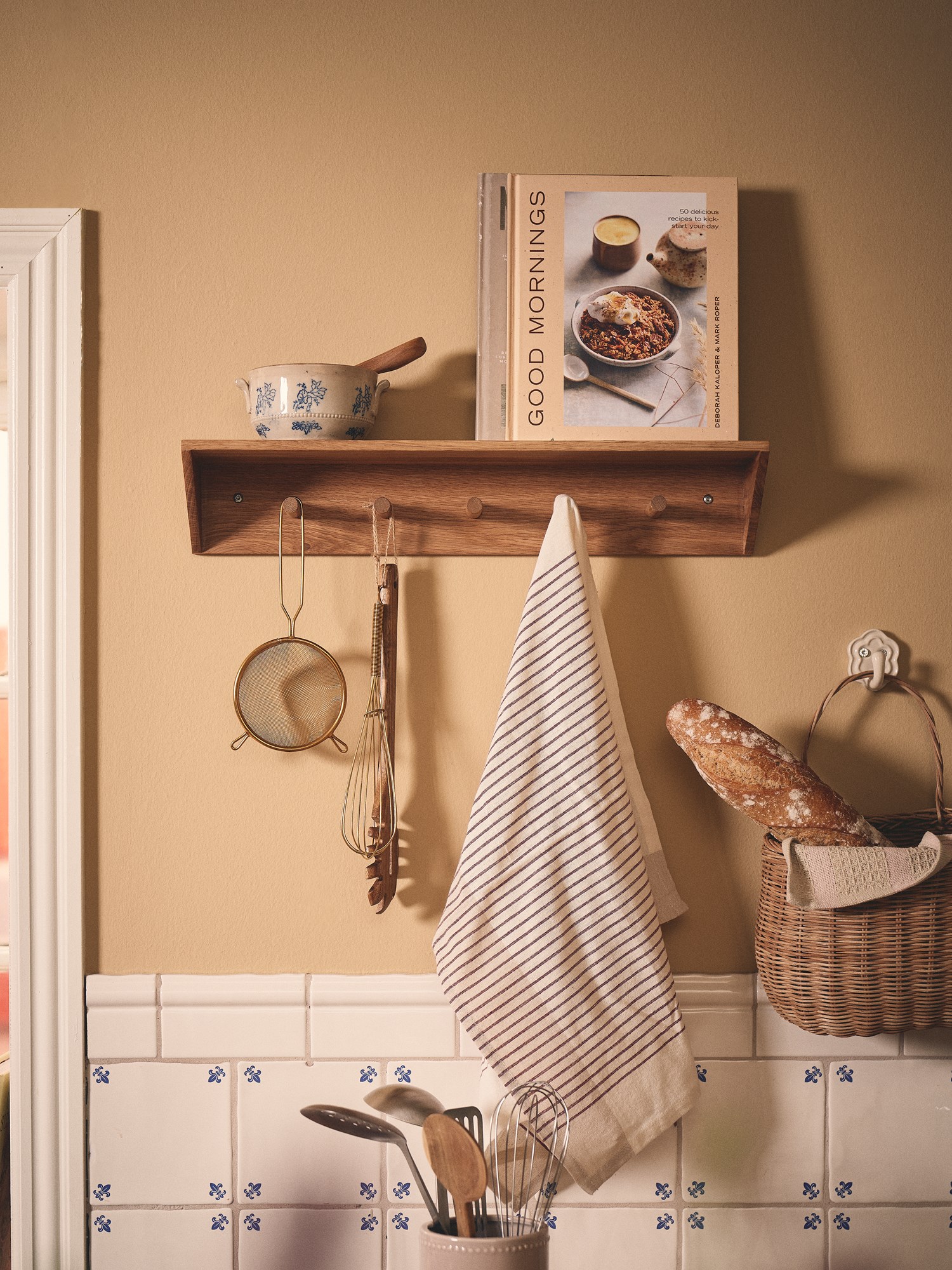 Coat rack with shelf