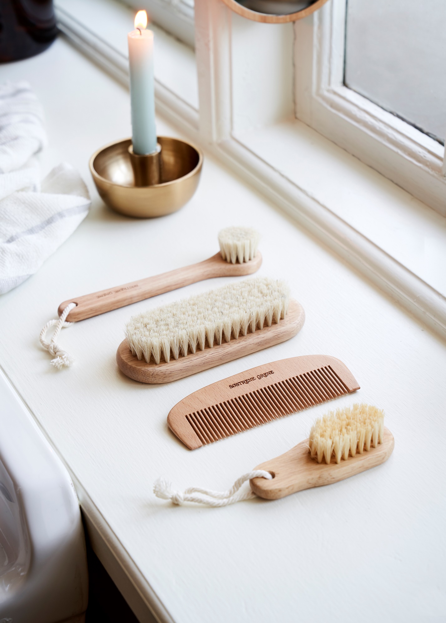 Nail brush