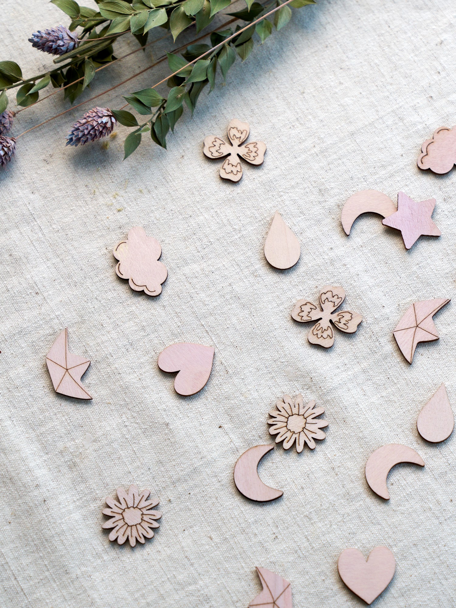 Wooden confetti