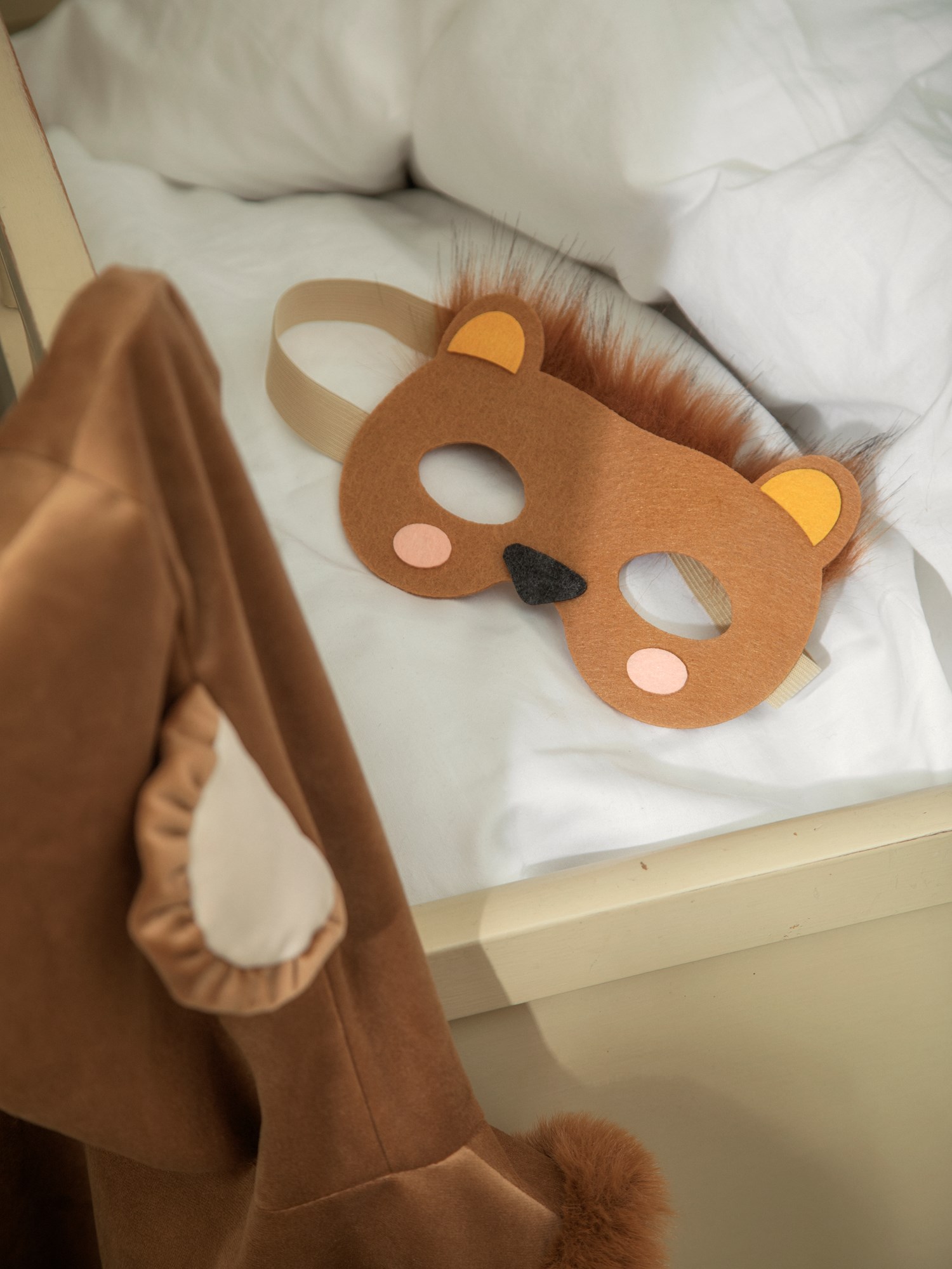 Dress-up mask lion
