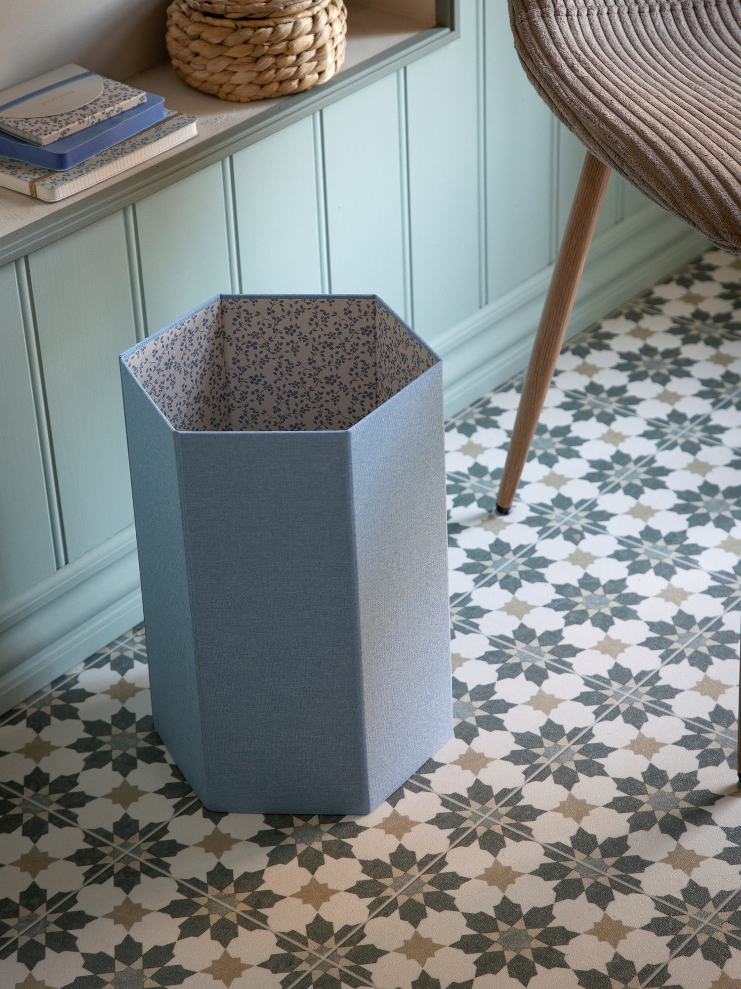Foldable waste basket