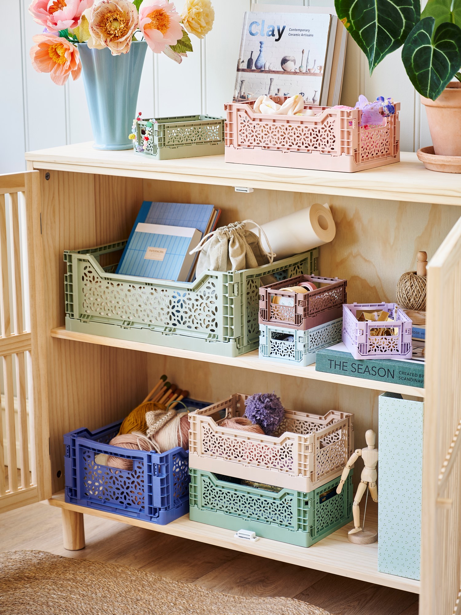 Foldable box medium