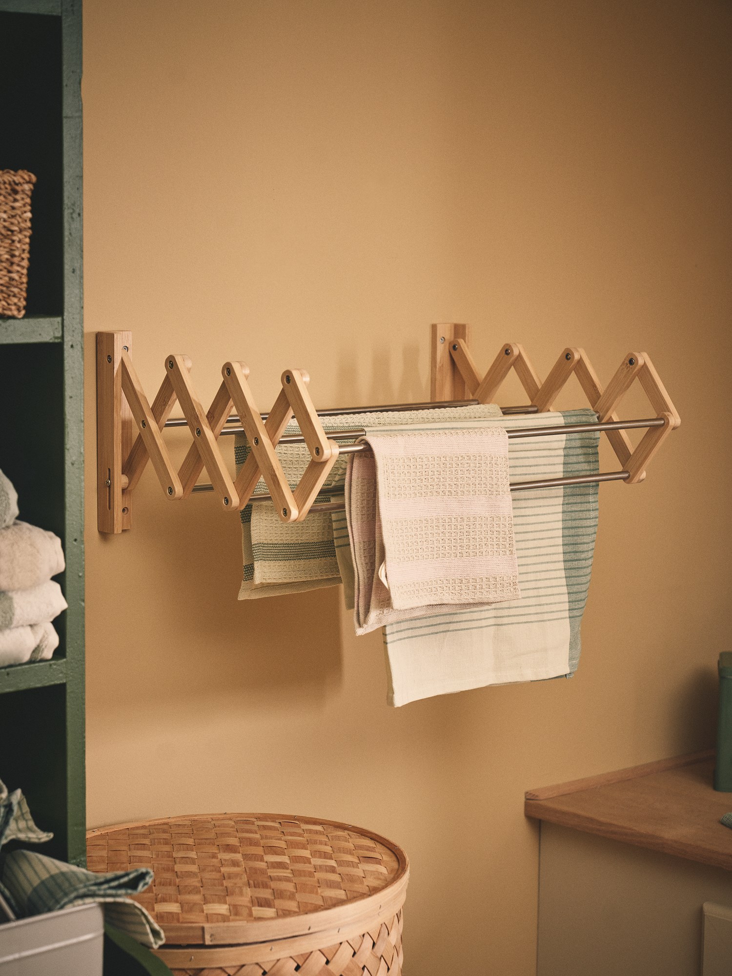 Wall drying rack