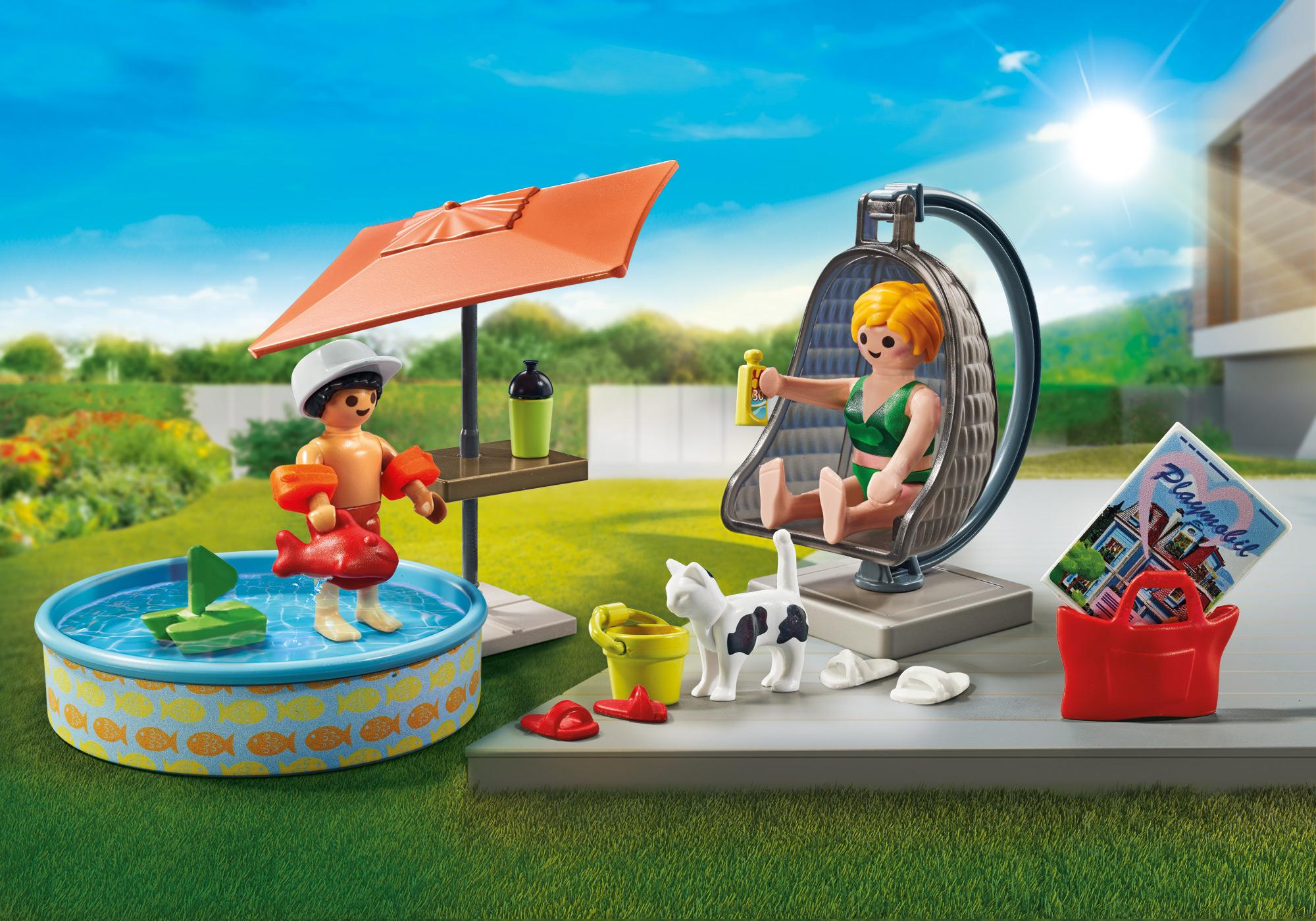 Splashing fun at home / LIVING HOUSE