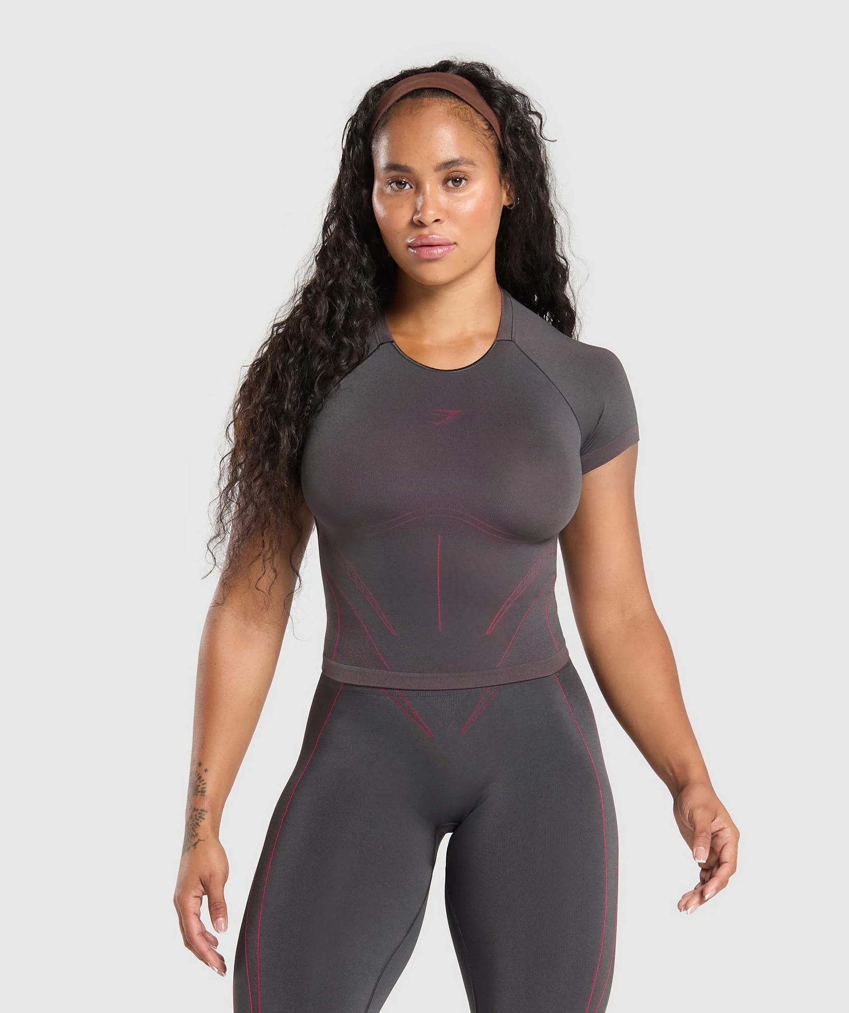 Gymshark Apex Contrast T-Shirt - Asphalt Grey/Build Pink