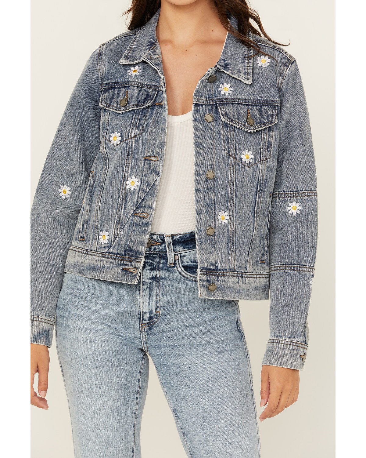 Veveret Women's Medium Wash Daisy Embroidered Denim Jacket