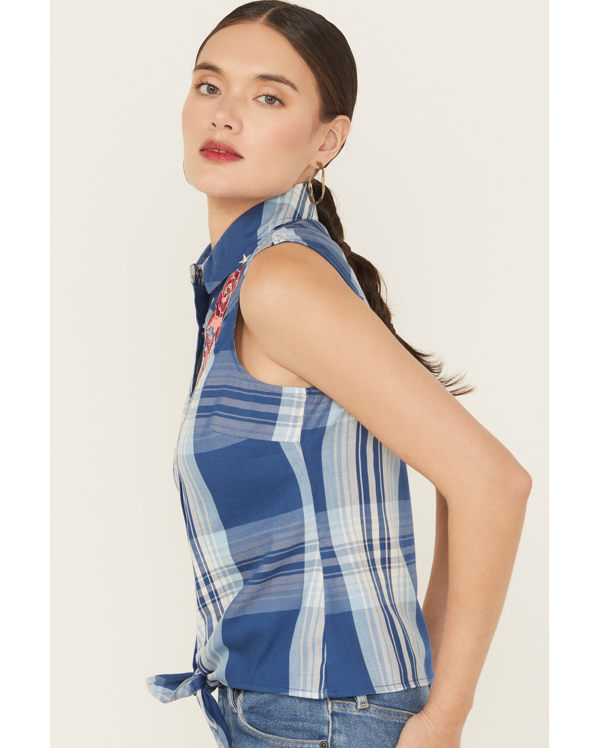 Idyllwind Women's Plaid Print Embroidered Front Sleeveless Snap Western Shirt