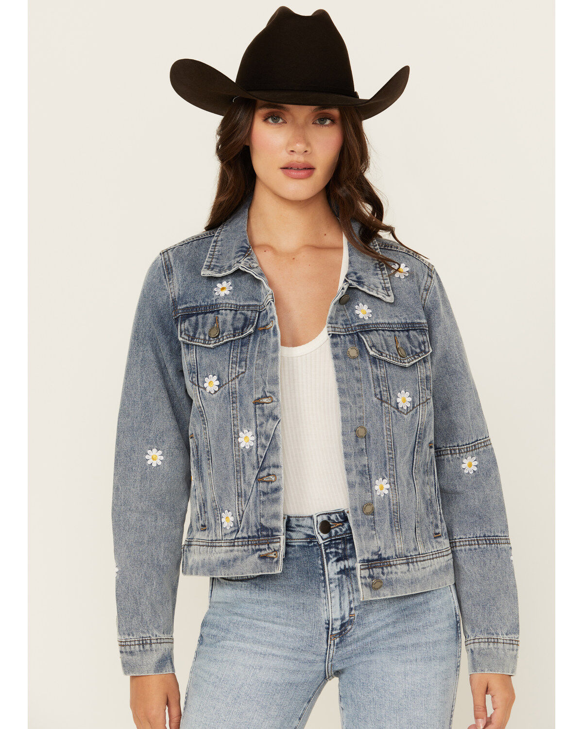 Veveret Women's Medium Wash Daisy Embroidered Denim Jacket