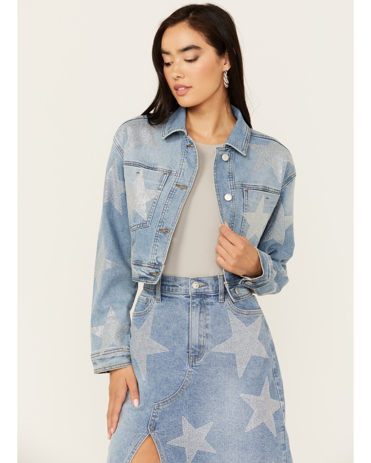 Vibrant Denim Women's Medium Wash Cropped Rhinestone Star Denim Jacket