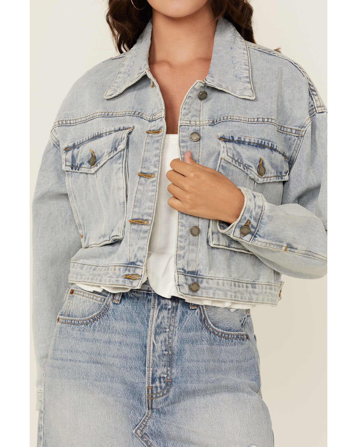 Veveret Women's Light Wash Cropped Denim Jacket