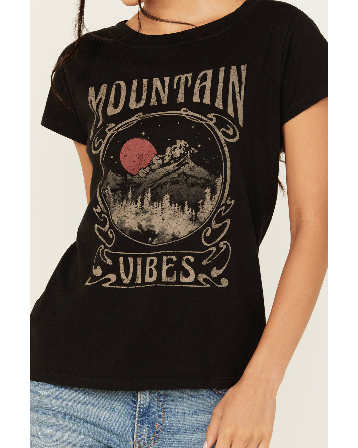 Shyanne Women's Mountain Vibe Short Sleeve Graphic Tee