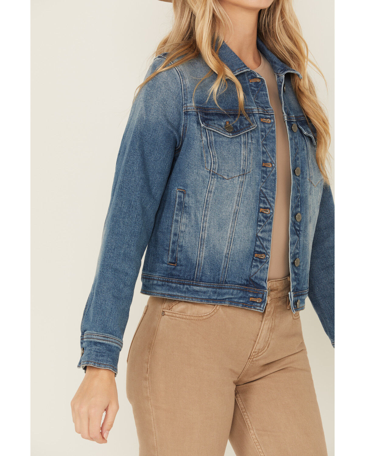 Shyanne Women's Leland Medium Wash Cropped Stretch Denim Jacket