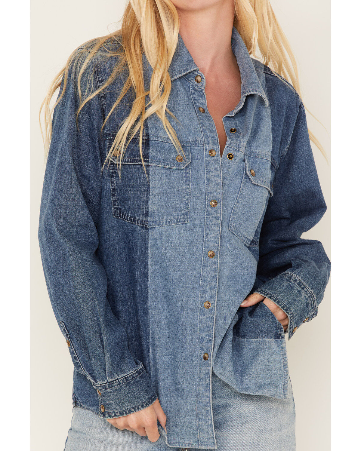Cleo + Wolf Women's Montana Avenue Two Tone Long Sleeve Denim Snap Shirt