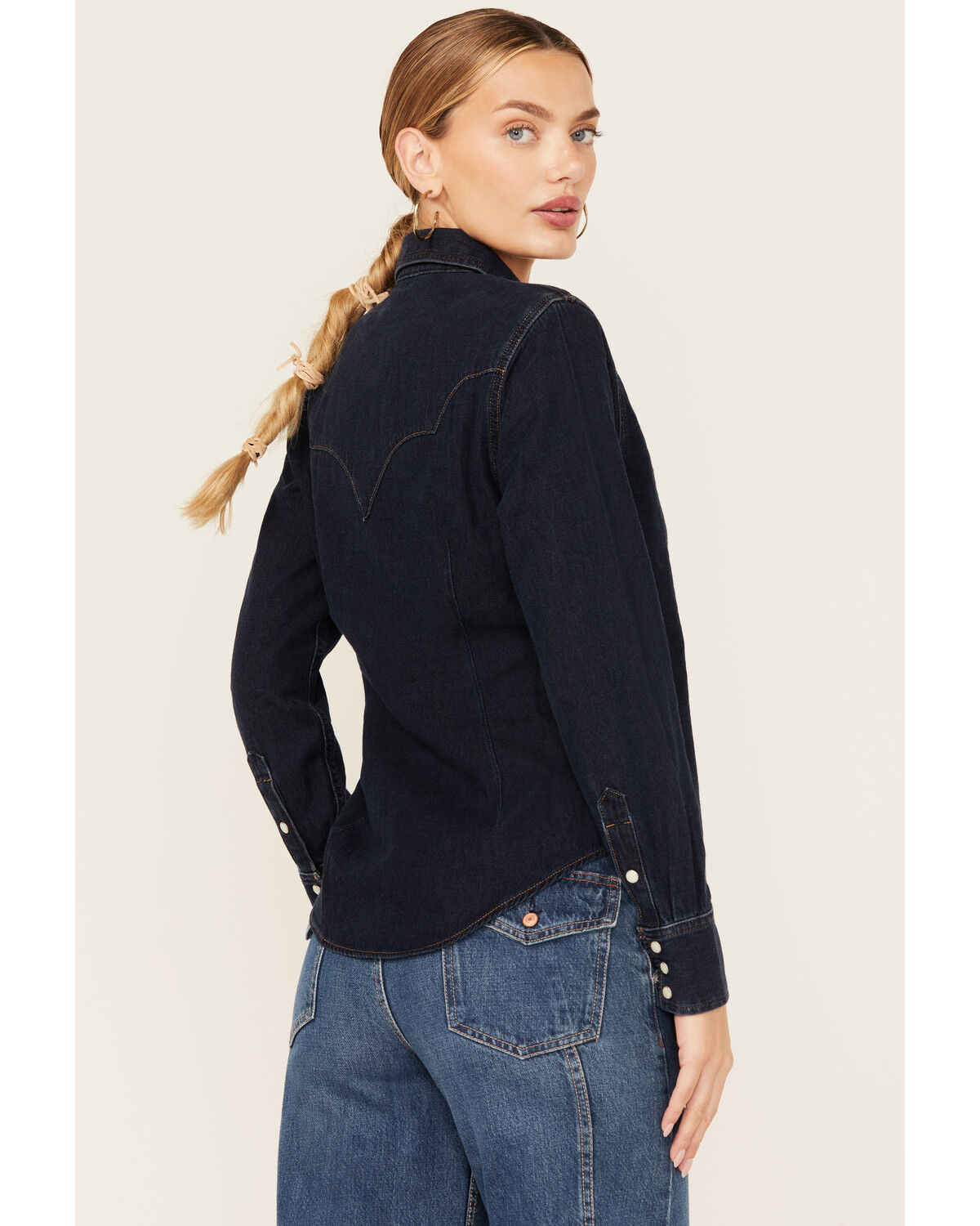 Wrangler Women's Dark Wash Slim Yoke Long Sleeve Pearl Snap Western Shirt