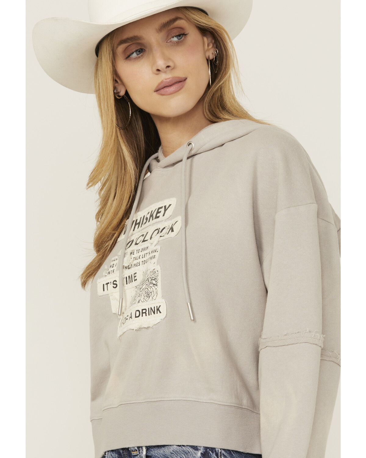 Cleo + Wolf Women's Whiskey O' Clock Graphic Cropped Hoodie