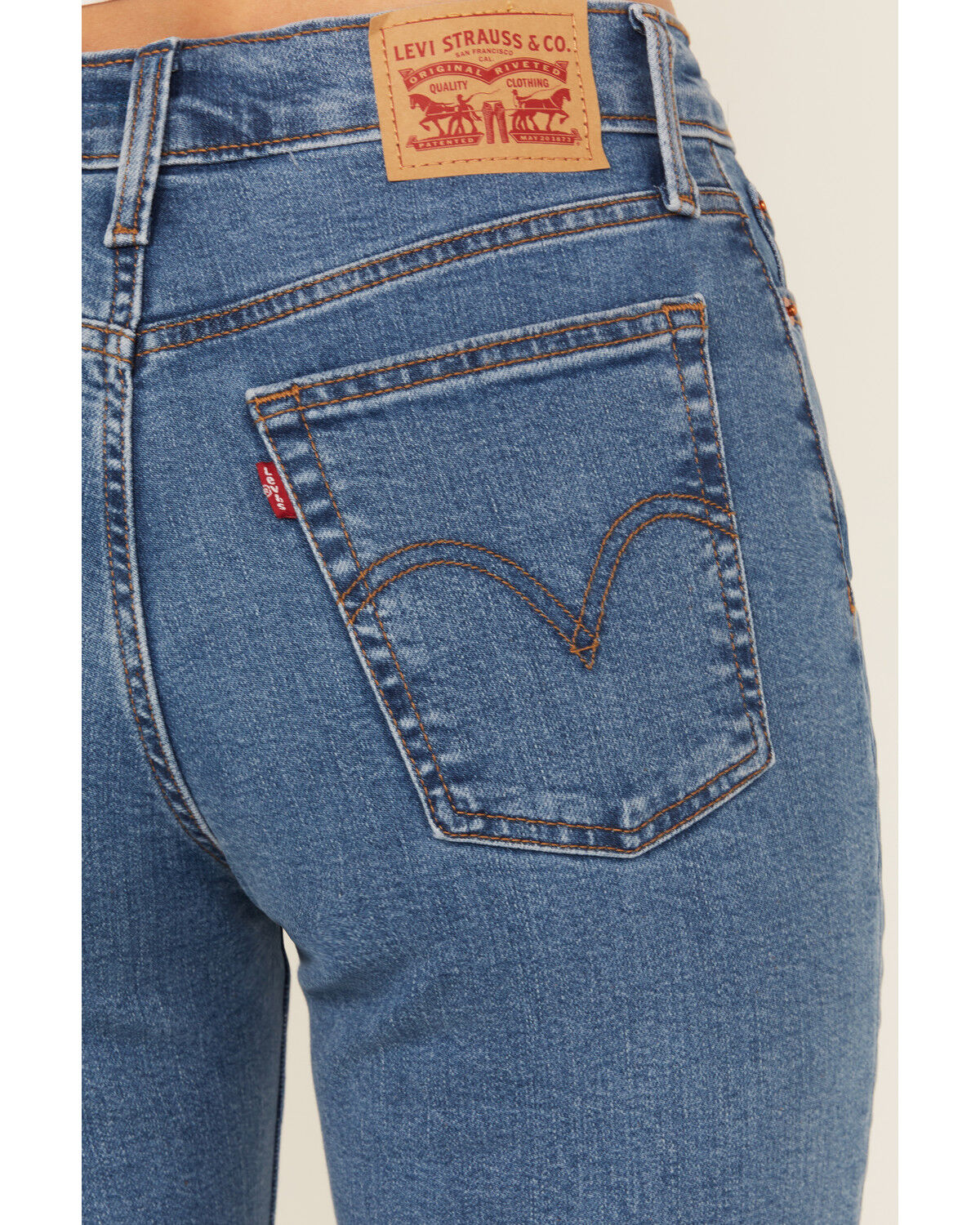 Levis' Women's Medium Wash Mid Rise Wedgie Straight Leg Stretch Denim Jeans