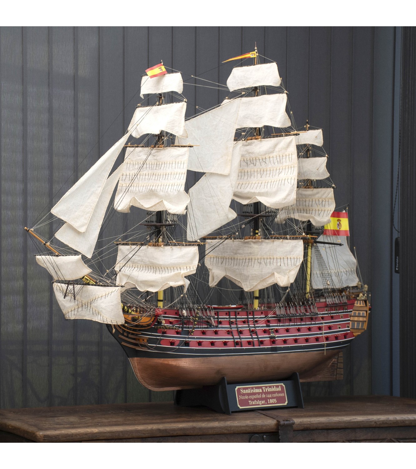 Gift Pack with Scale Model, Figurines, Paintings, LEDs and Tools: Santisima TriNiñad