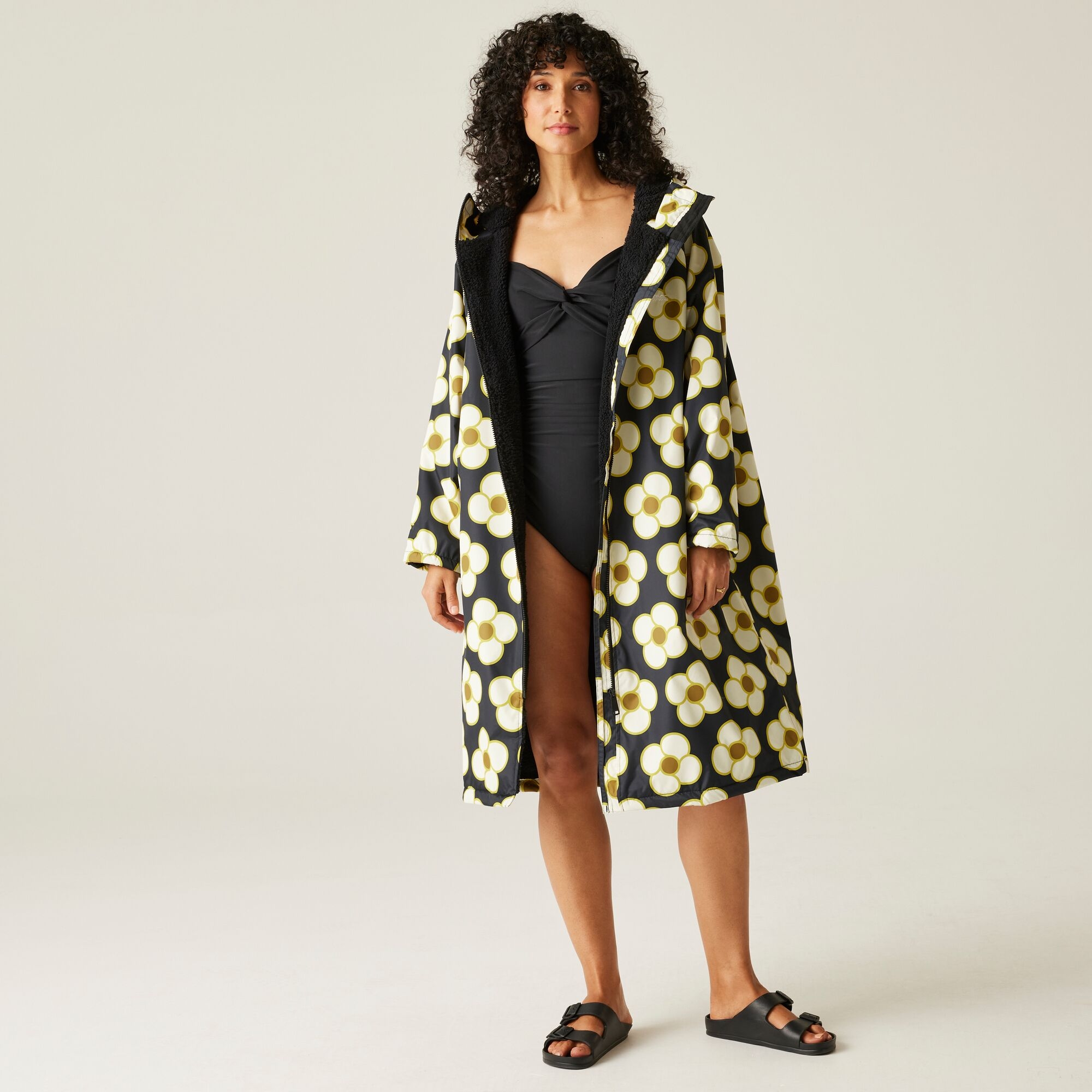 Orla Kiely Waterproof Changing Robe | Spinning Flower Black