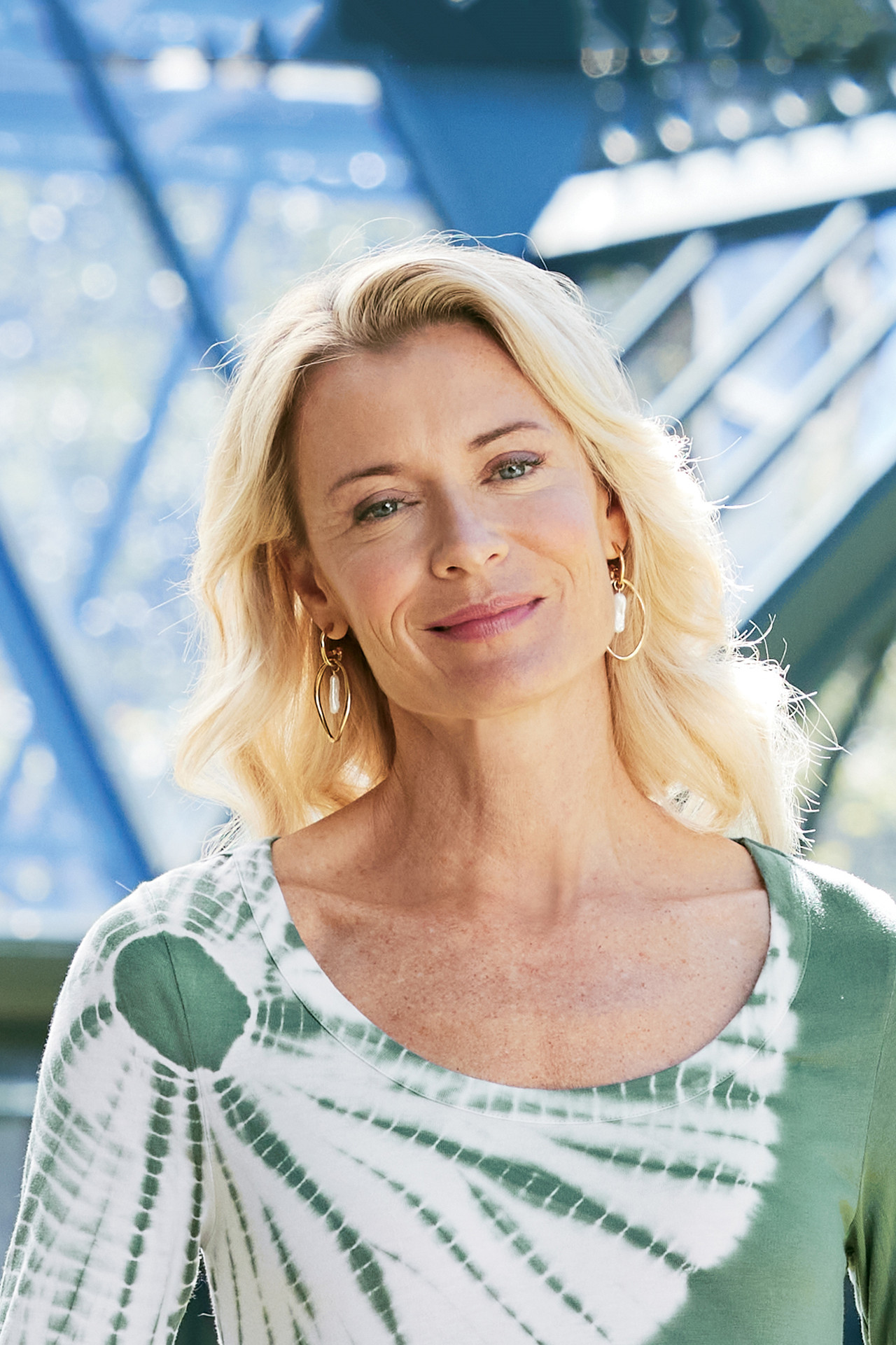 Dora Hoop Pearl Earring