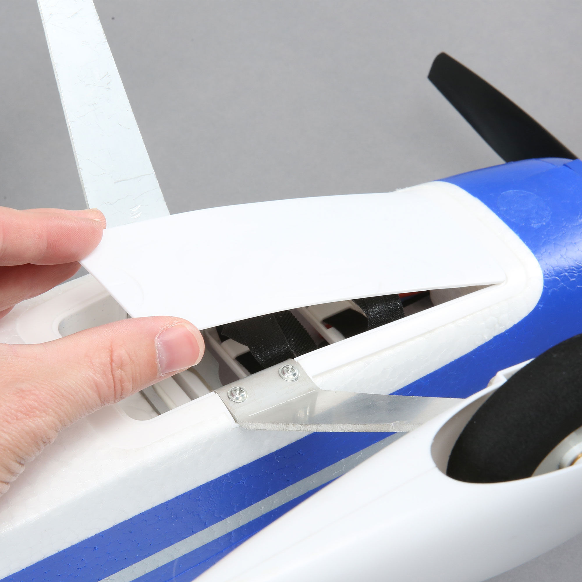 E-flite Valiant 1.3m BNF Basic with AS3X and SAFE Select