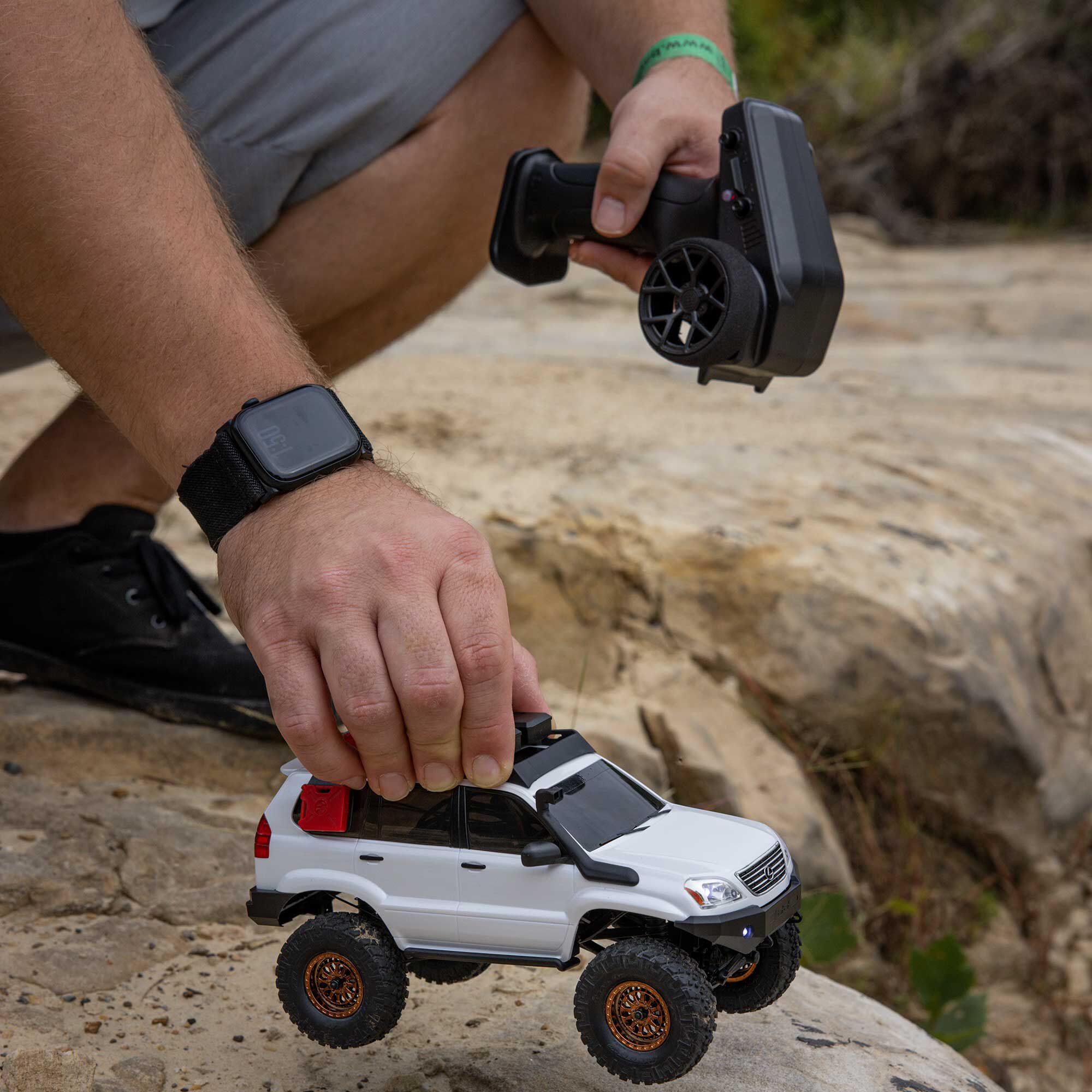 Axial 1/24 SCX24 Lexus GX 470 4X4 RTR Brushed Rock Crawler (Battery & Charger Included), White