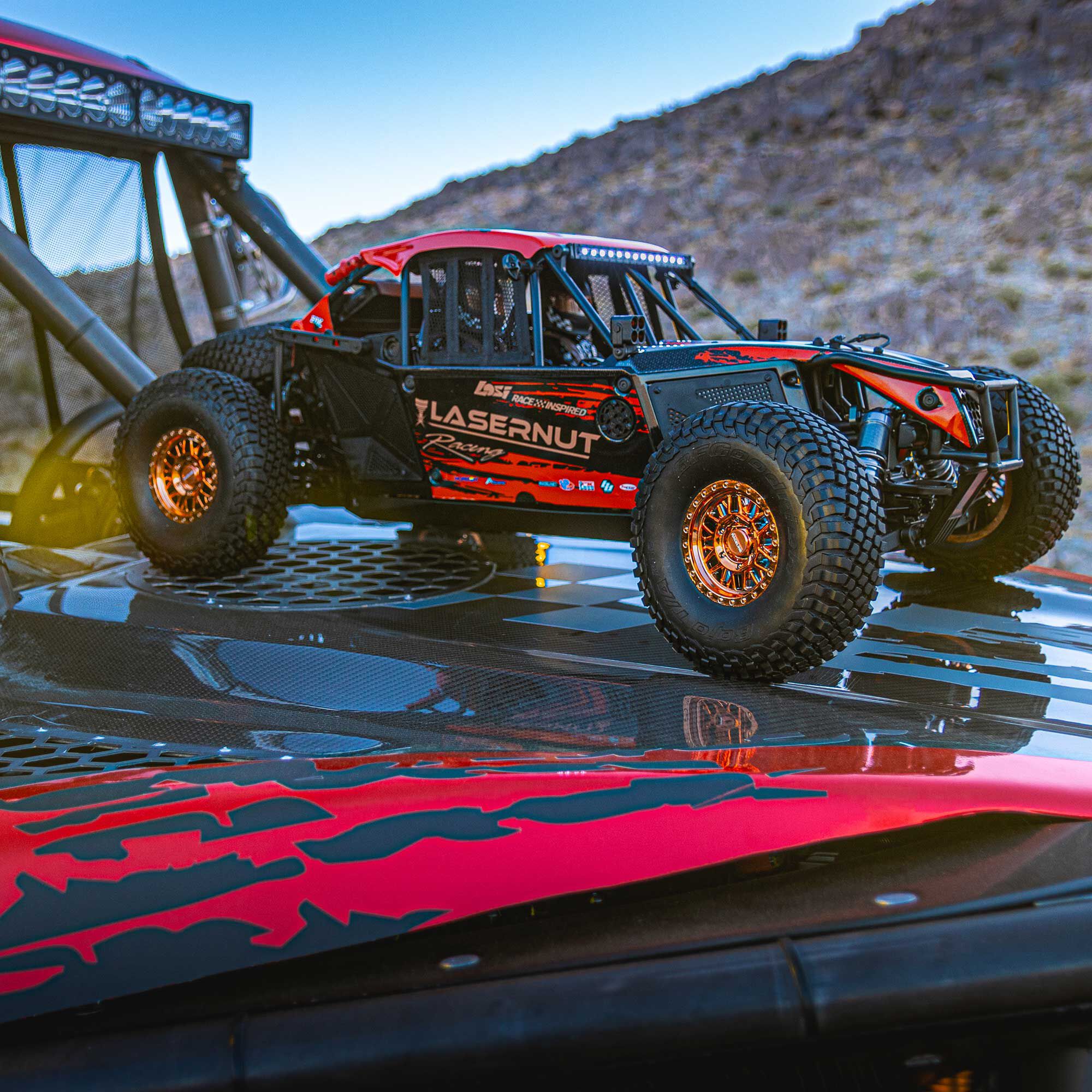 Losi 1/6 8IGHT Super Lasernut 6S 4X4 RTR Brushless Desert Buggy, Red