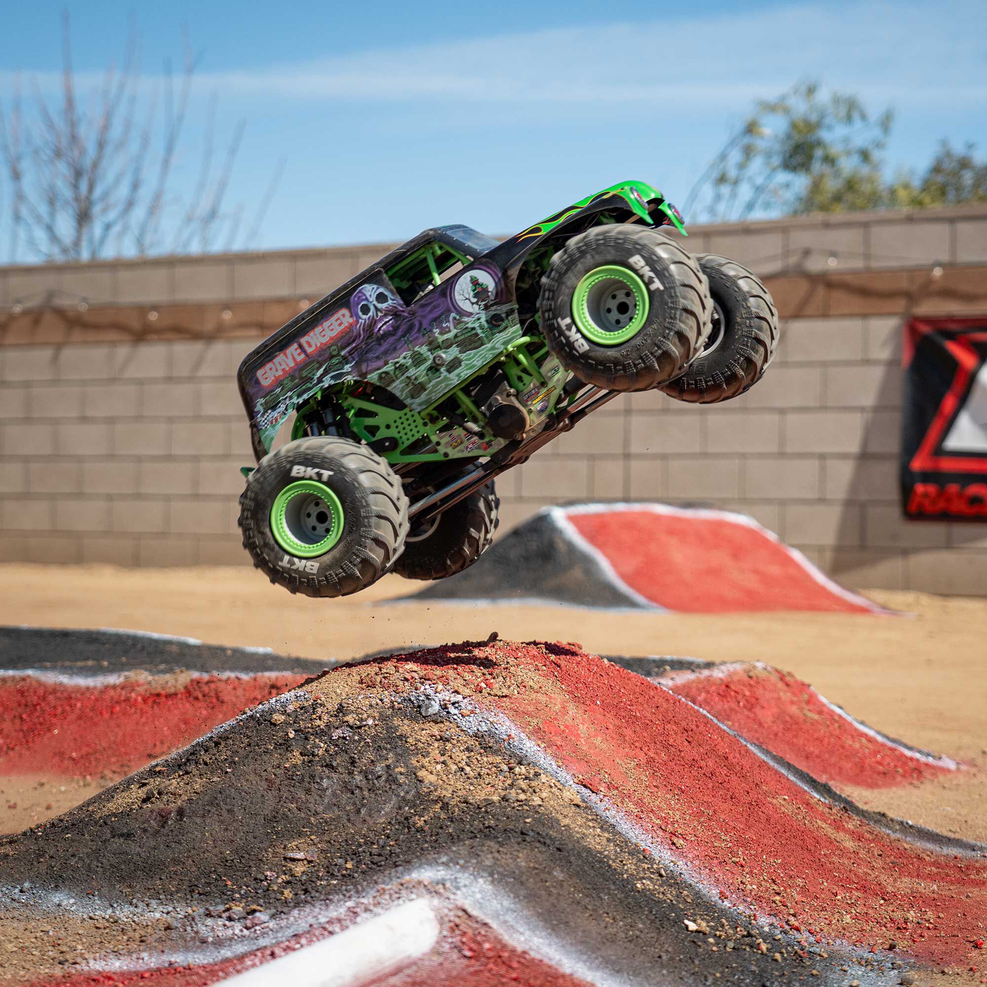 Losi 1/8 LMT 2.0 Grave Digger 4X4 Solid Axle Brushless Monster Truck RTR, Green