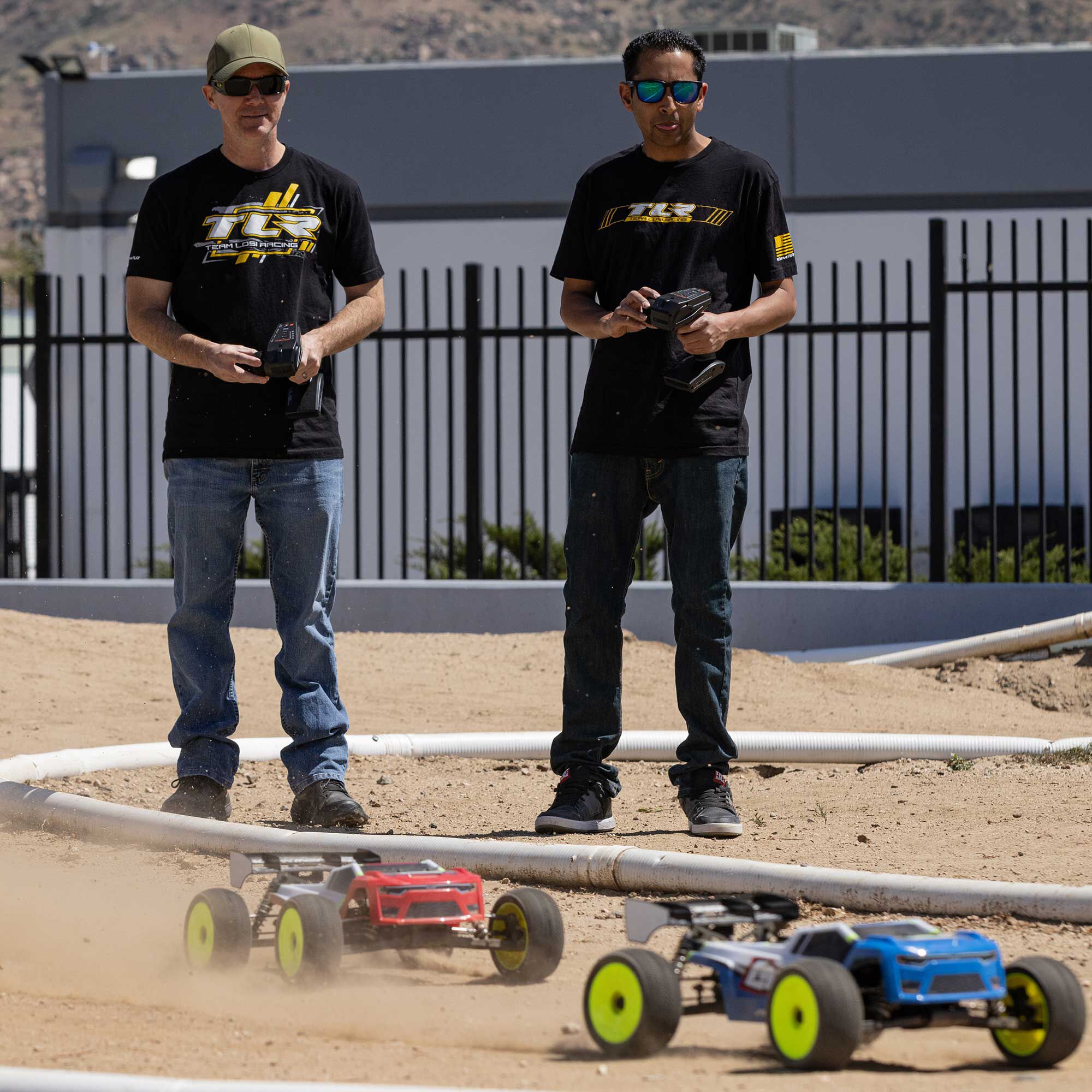 Losi 1/8 8IGHT-XTE 4S 4X4 RTR Brushless Race Truggy, Clear