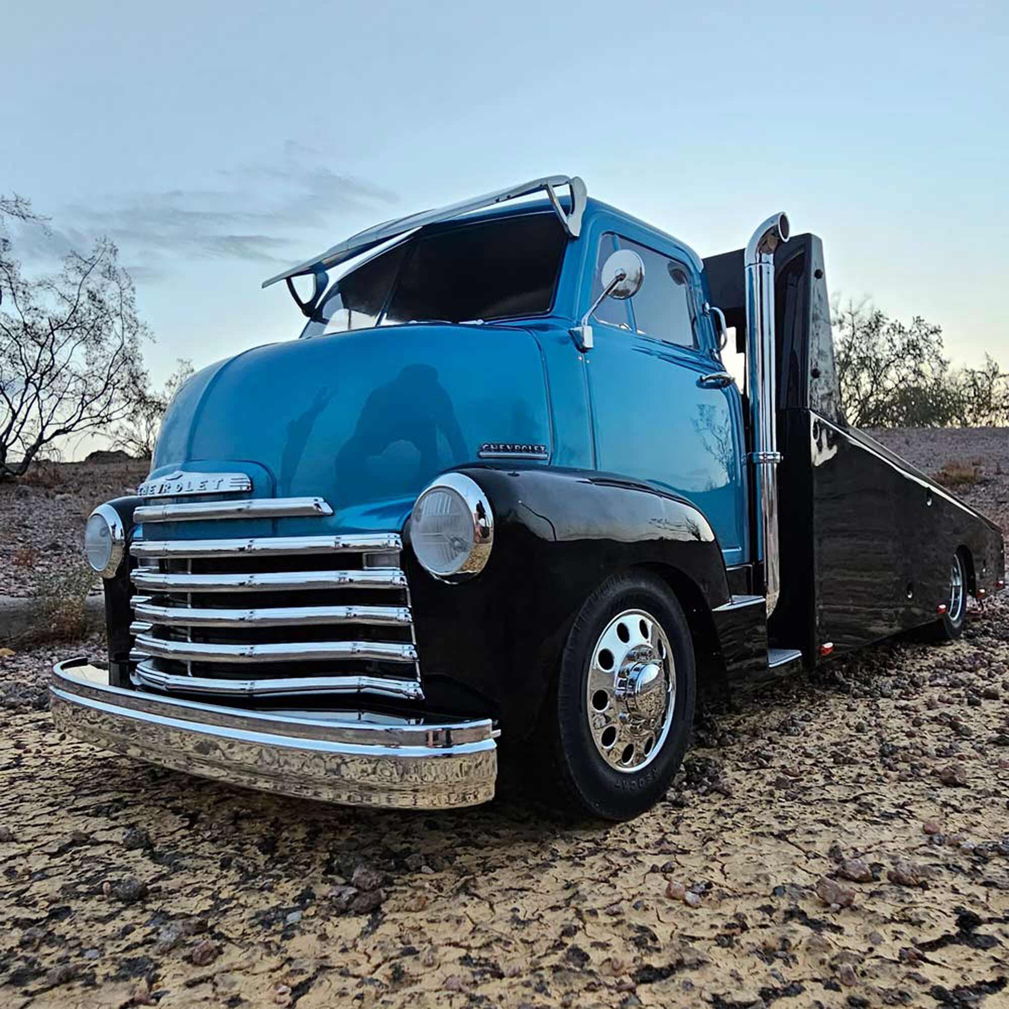 Redcat Racing 1/10 Custom 1953 Chevrolet Cab Over Engine Hauler RTR, Metallic Blue