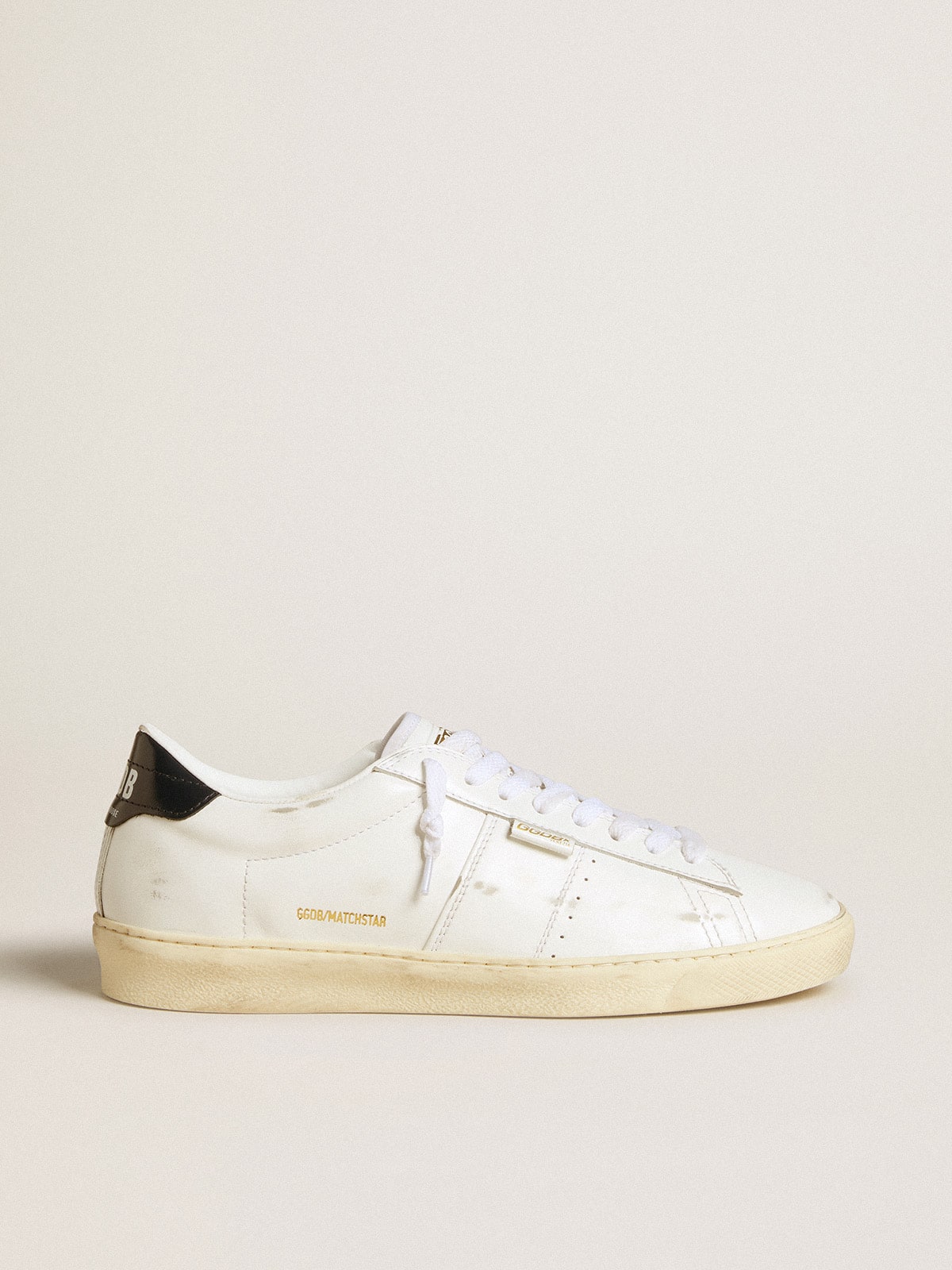 Matchstar in white leather with dark blue leather heel tab