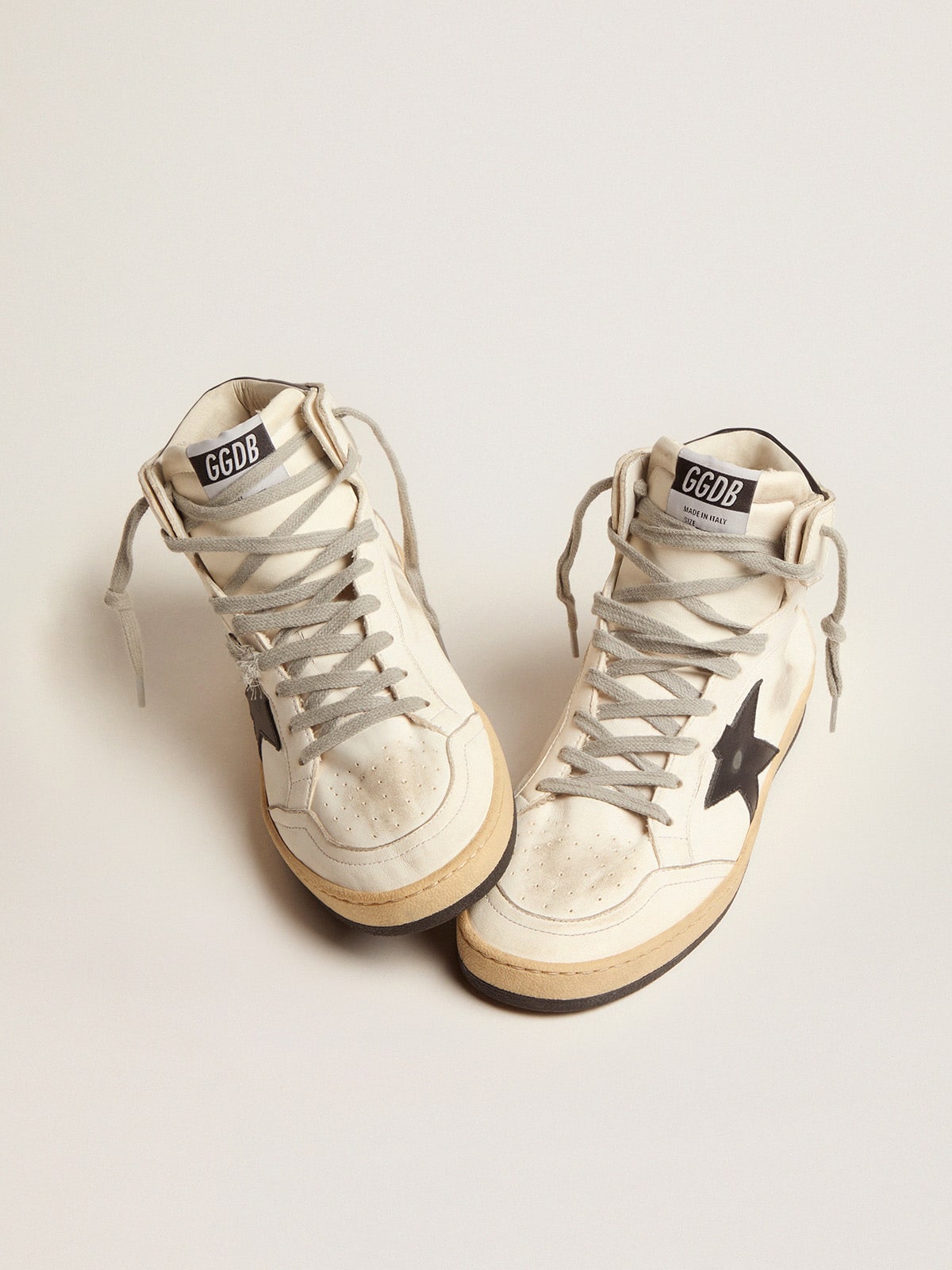 Sky-Star in white leather with black leather star
