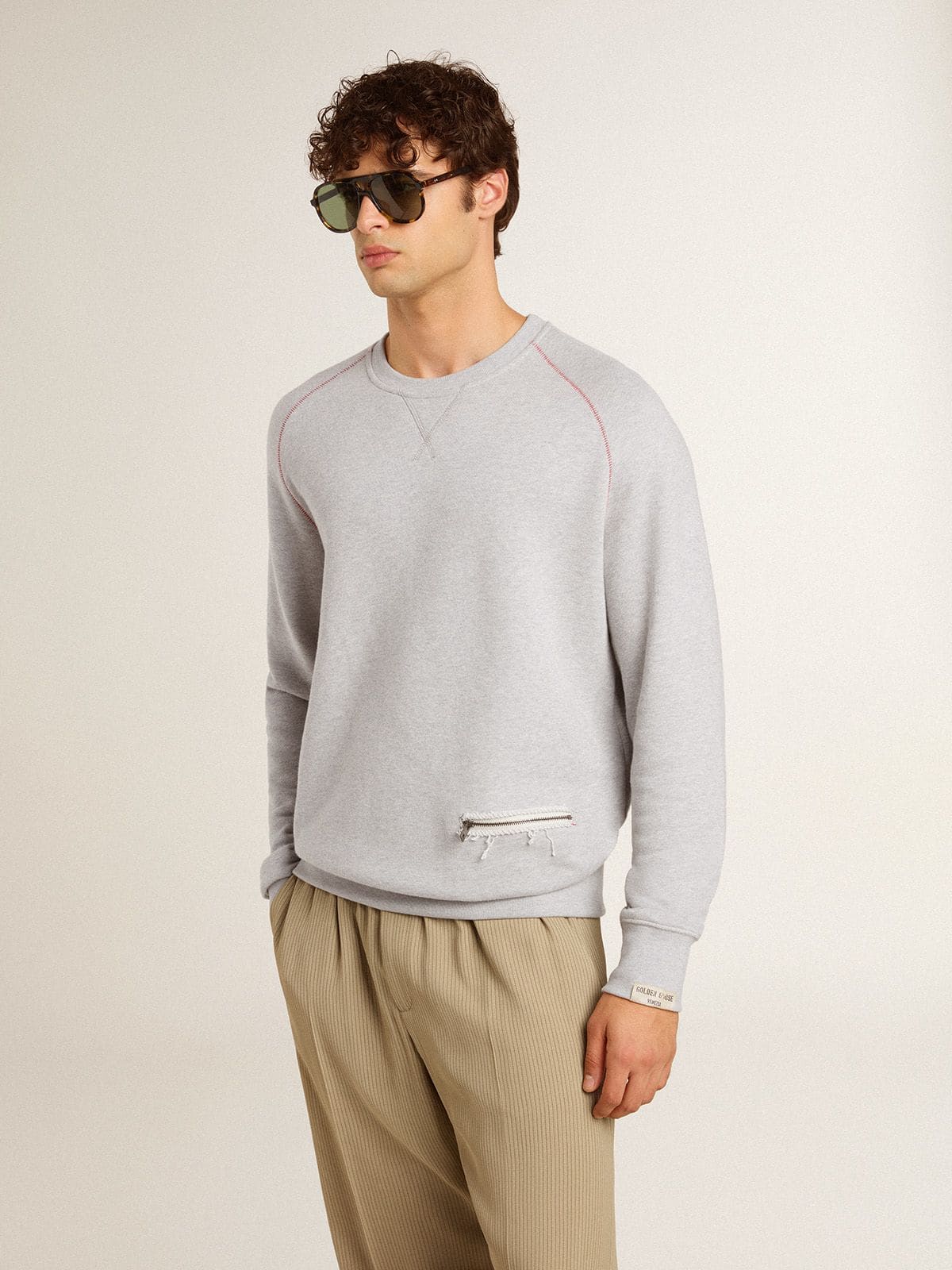 Men's gray round neck sweatshirt with contrast stitching