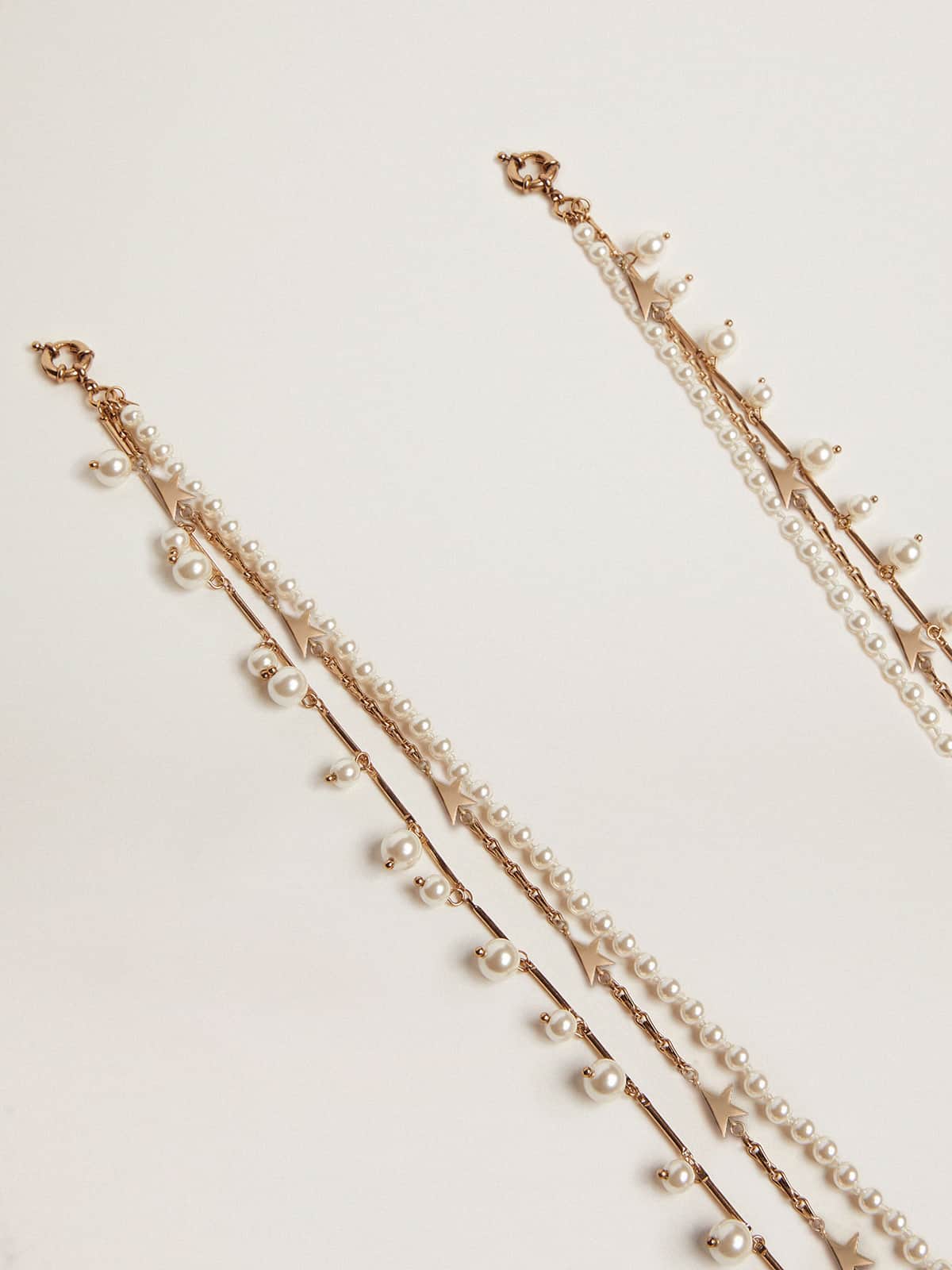 Women's necklace with three antique gold-colored heritage chains