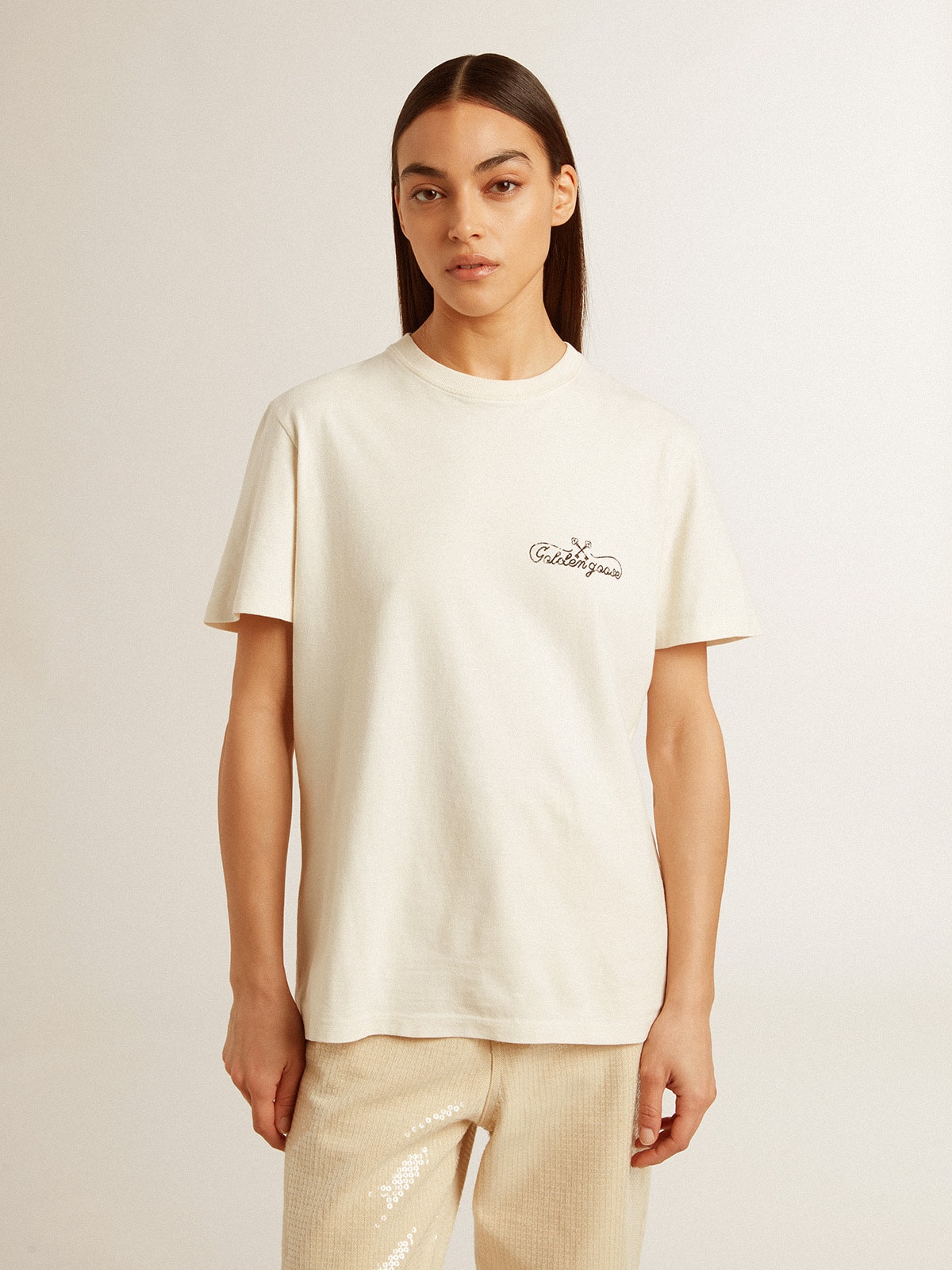 Women's T-shirt in aged white with logo on the chest