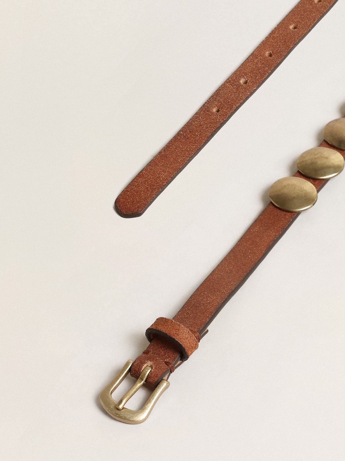 Trinidad belt in aged tan-colored leather with golden maxi studs