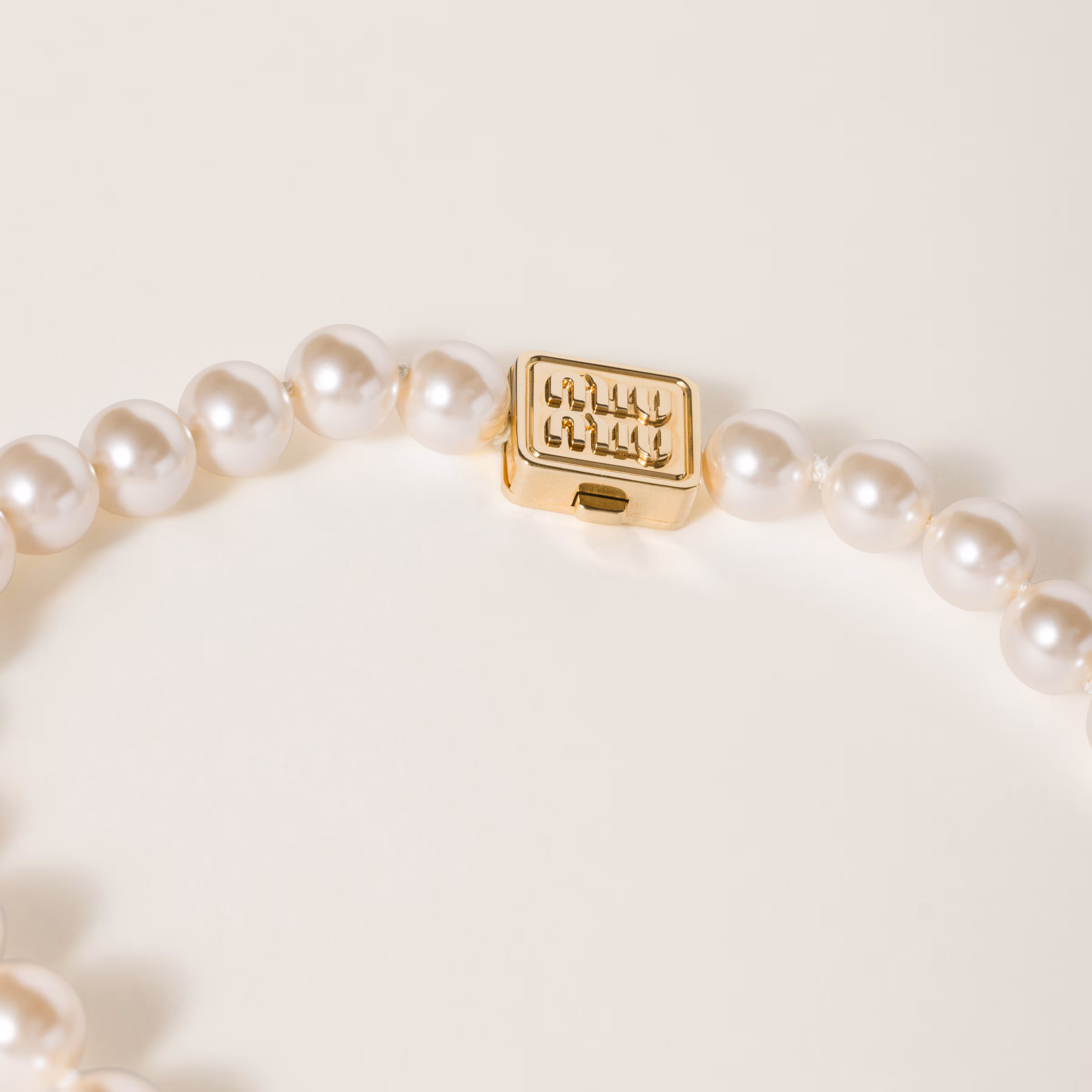 Metal Necklace With Synthetic Pearls