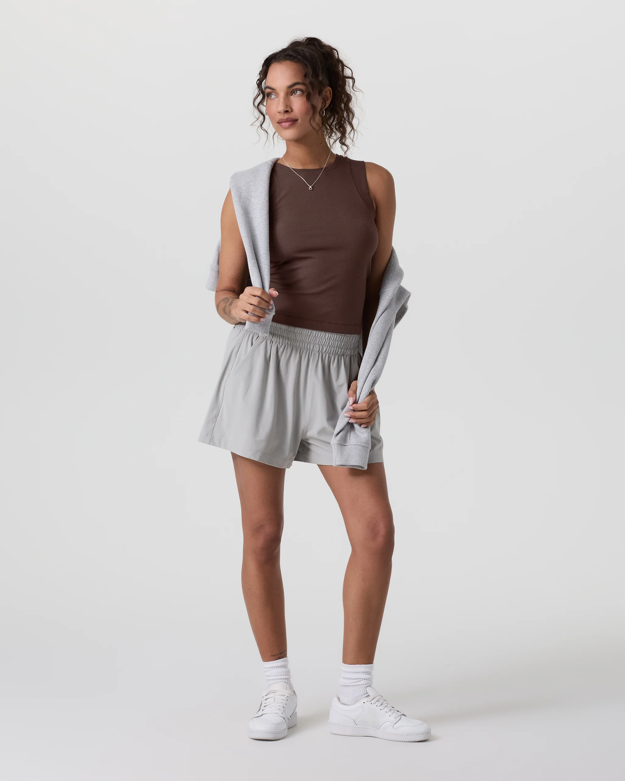 Pose Modern Tank