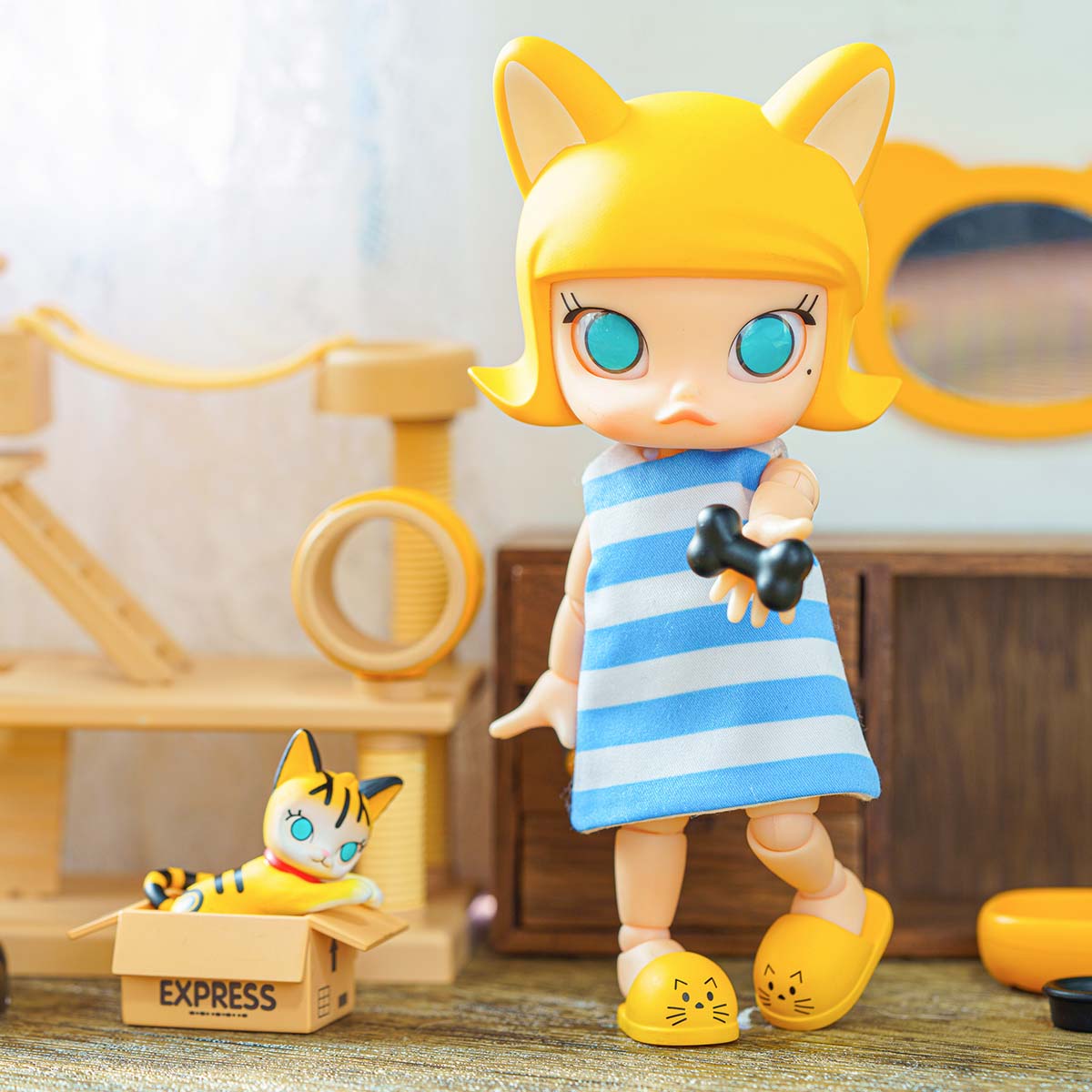 MOLLY Cat in the Box Action Figure