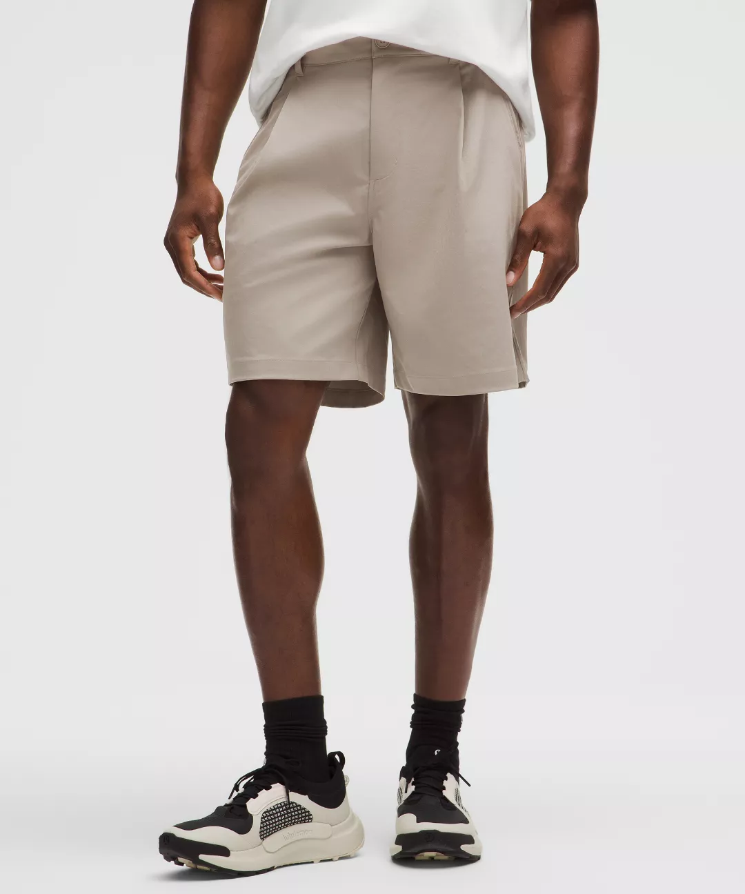 Woven Relaxed-Fit Pleated Short 8"