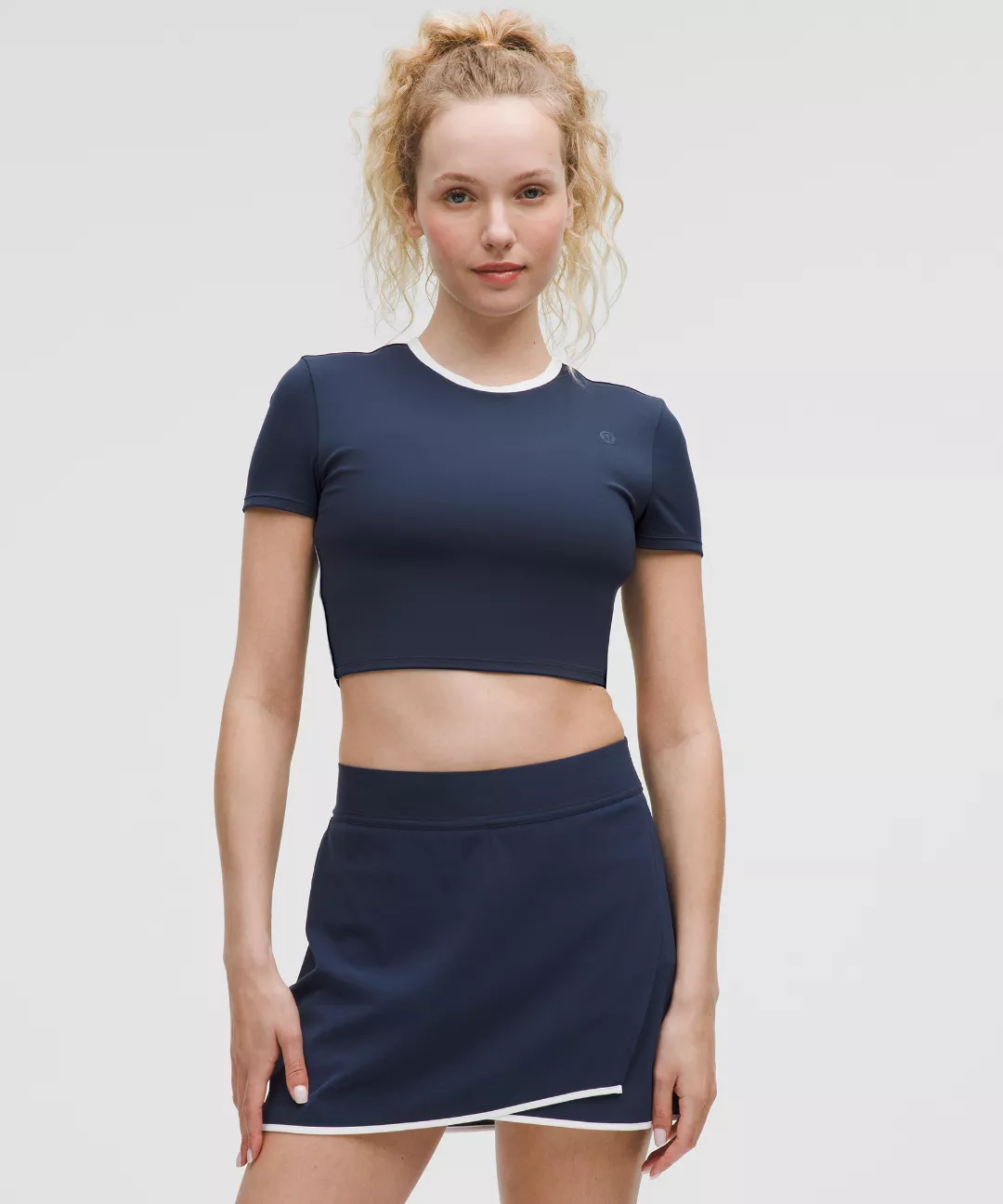 Tight-Fit Cropped Shelf-Bra T-Shirt *Light Support, B/C Cup