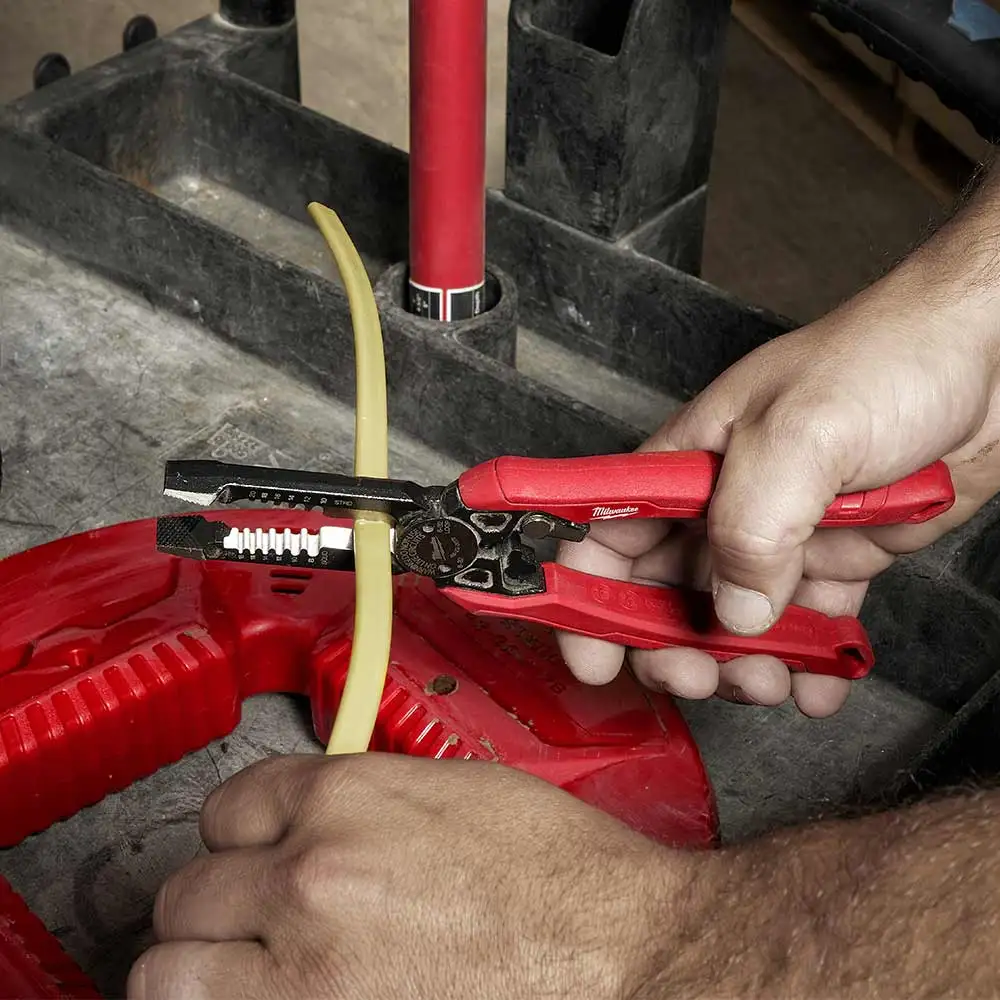 MILWAUKEE 228mm 7-in-1 High Leverage Combination Pliers 48223078