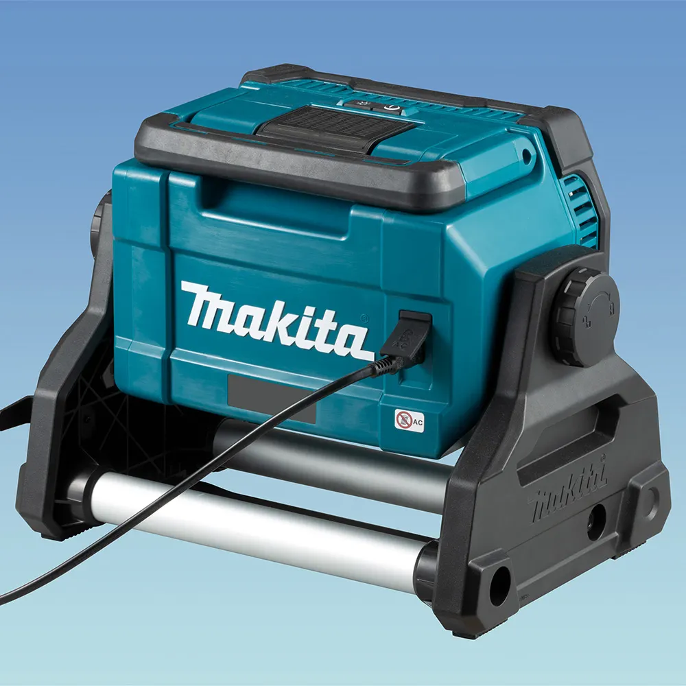 MAKITA 18V High Brightness LED Work Light w. Tripod DML809X1