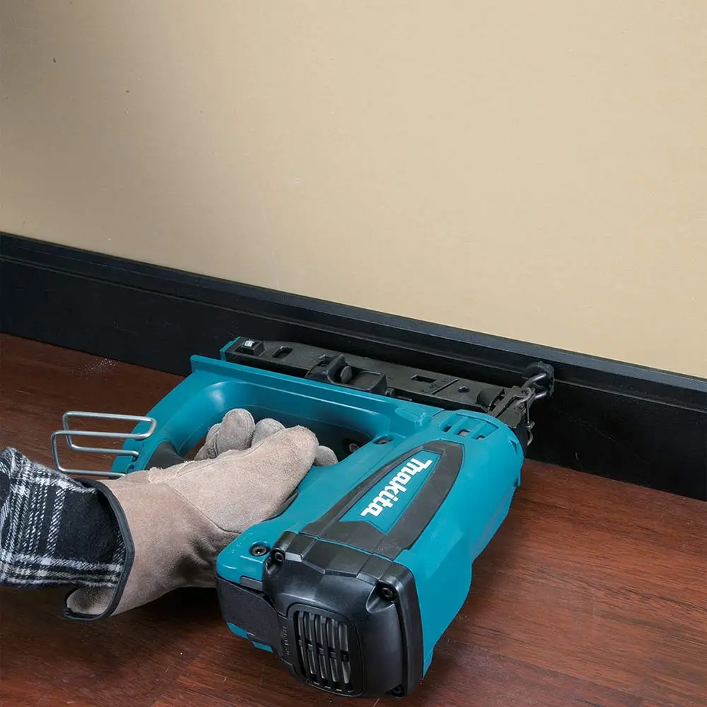 MAKITA 7.2V Li-Ion Cordless Gas Straight Finishing Nailer Kit GF600SE
