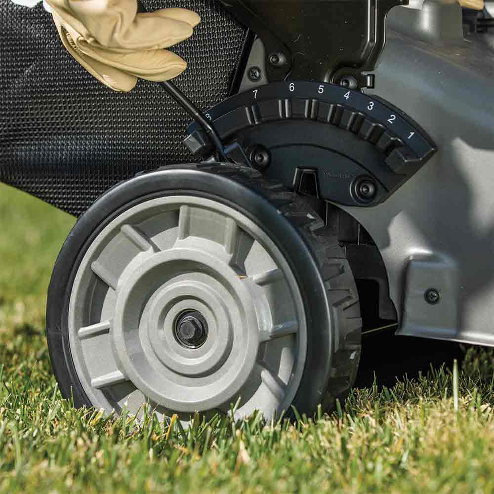 MAKITA 40V Max 480mm SelfPropelled Lawn Mower Skin LM001GZ02
