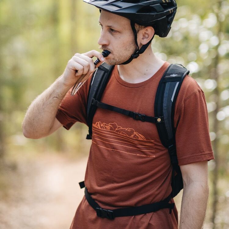 Mountain Designs Pursuit Plus 12 Hydro Pack Black 12 L