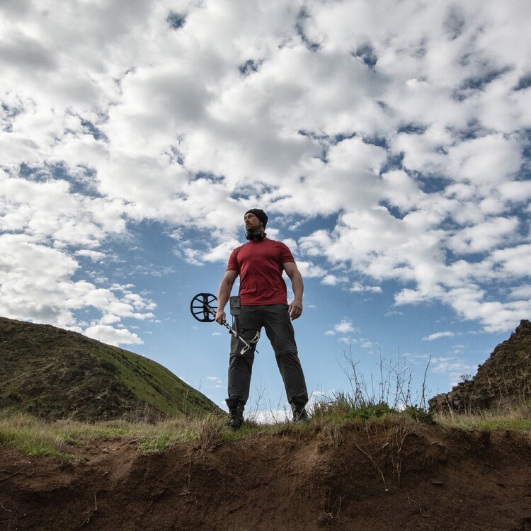 Minelab Equinox 900 Metal Detector Black