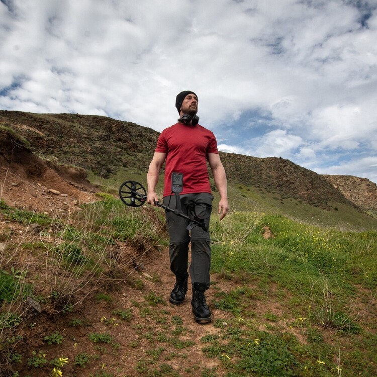 Minelab Equinox 900 Metal Detector Black