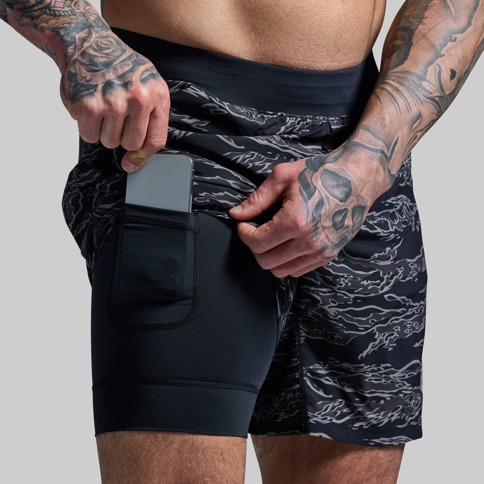 Versatile Short w/ Compression 7 (Night Tiger)