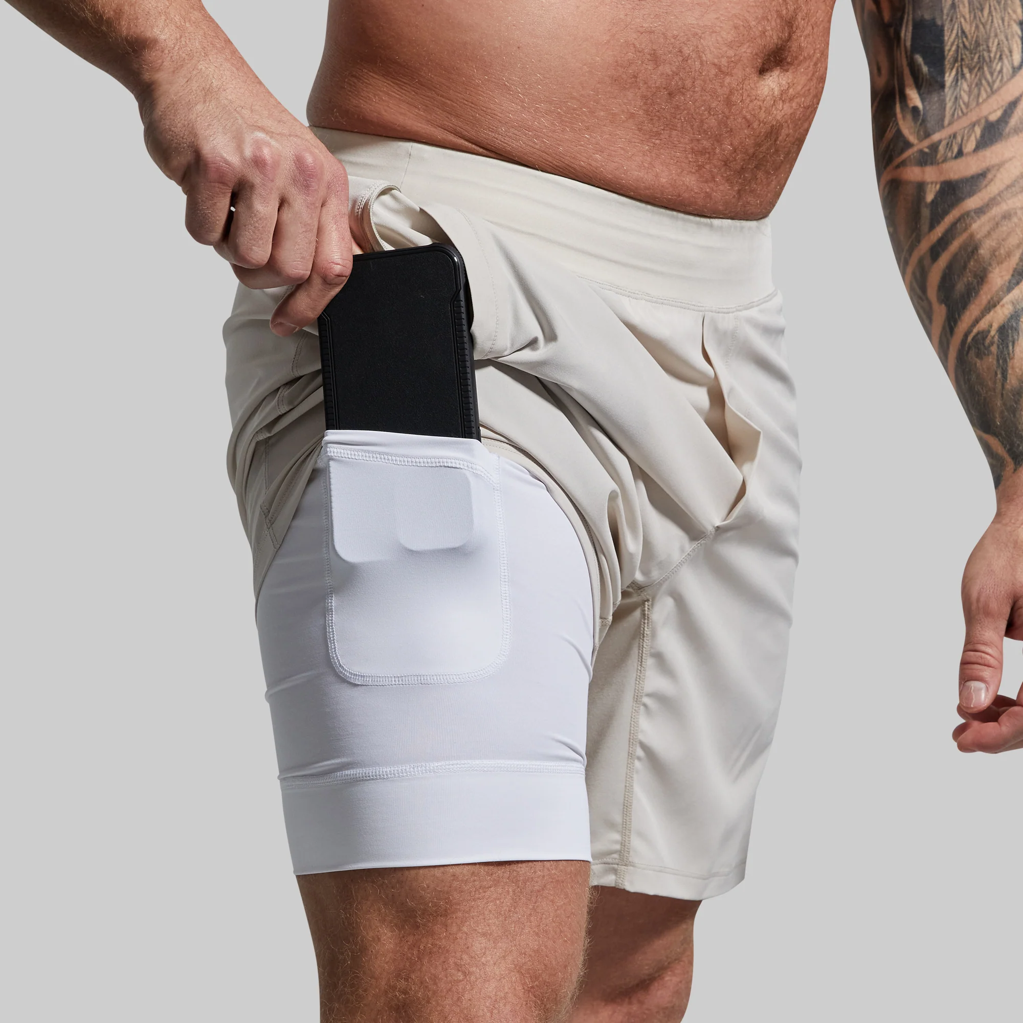 Versatile Short w/ Compression 7 (Sand)