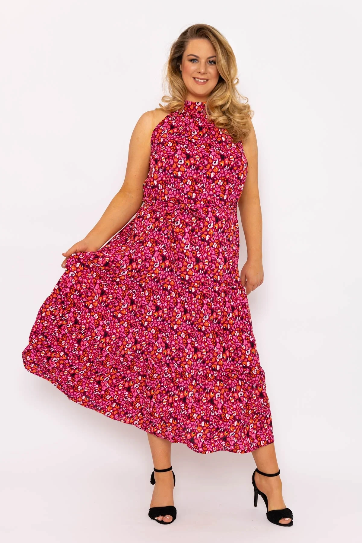 Curve - Halter Neck Maxi Dress in Red Print